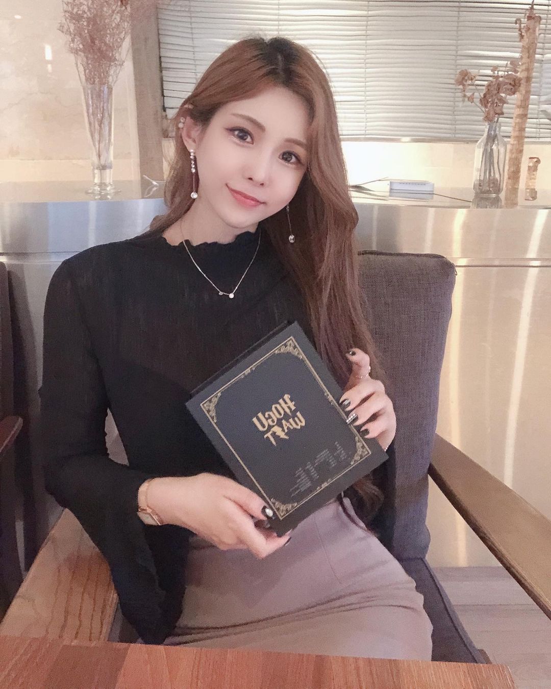  “#협찬 3cm 충전 거리에서도 충전이 가능한 #호구와트무선충전기 캐이블선 없이도 충전이 되네요!! 완전 신기방기⚡️ 갤럭시 버즈, 에어팟도 충천이 되고 10W 고속 무선충전까지~ 다른 무선충전이 가능한 전자기기도 무선충전이 가능👌 . 제일 좋은 점은…”