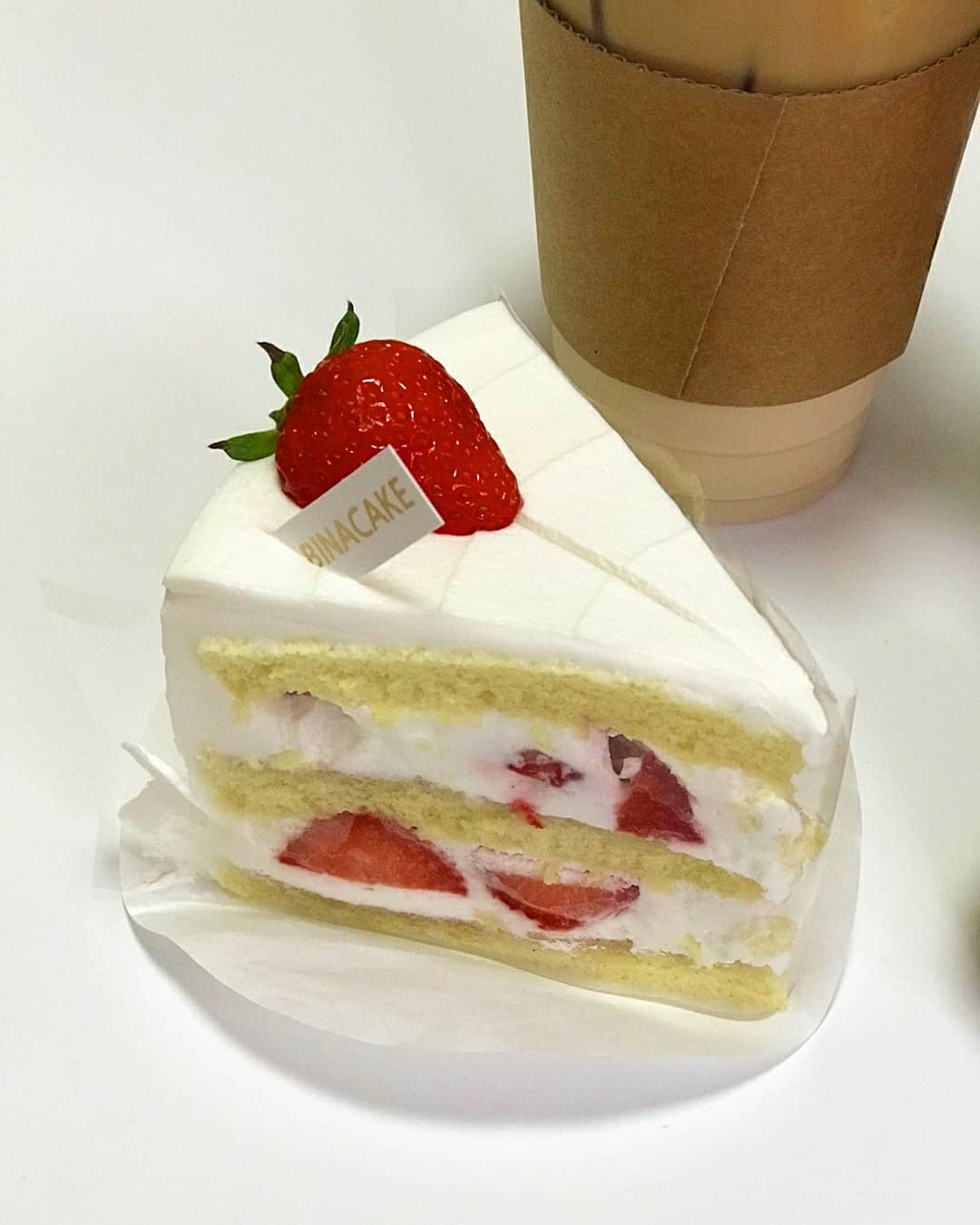 💫 #성신여대카페 / 비나케이크 💫

#협찬

🎂 딸기조각케이크 (6500)
🎂 당근컵케이크 (6000)
☕ 카페라떼 아이스 (4500)

binacake_taste 

유기농 백프로 딸기 케이크 전문점 비나케이크 🍓
사실 예전에도 몇 번 사먹은 적 있었는데!! 이번에 협찬을 받게되서 넘 반가웠던 ლ(◞‿◟ლ)

딸기케이크 명가답게 여전히 ㅠㅠ 완전 촉촉하고 보드라운 케잌 식감,,,, 생크림도 너무 부드럽고 적당히 단 맛이라 술술 잘 넘어감 ㅎㅎ💓
백프로 유기농 밀가루, 설탕, 백프로 우유 생크림만 사용하신다구 !!
그래서 그런지 확실히 뭔가 더 부드럽고,,,진짜 너무 단 디저트는 별로 안 좋아하는데 적당히 달아서 넘 좋았음 ㅎㅎ
딸기도 엄청 가득하고 신선하다 🍓 무농약 최고급 딸기라네요 :)♡♡

당근 컵케이크🥕는 살면서 첨 먹어보는데!!! 사실 당근 케이크,,,라는 것에 약간의 편견이 ㅋㅋ 있었다 ㅋㅋ뭔가 굳이 케잌에?? 당근을? 하는 느낌...😇
근데 왠걸???완전 맛있음🤤 생 당근의 맛이 아니다.
안에 콕콕 잘게 박힌 당근이 식감을 좋게해주고
일단 이것도 별로 안달아서 좋았음...:) 일관적 취향 냠냠린.
확실히 나처럼 너무 단 걸 싫어하는 분들 (맛잘알)이 선호하실 듯 !!
케잌 모양도 너무 예쁘고 귀엽구ㅠ 선물로 딱이다♡
홀케이크도 예약 주문가능하니 추천합니다
(왜냐면 예전에 생일케잌으로 여기 딸기 홀케이크를 받아봤드 ㅎㅎ쌉존맛🤤)

커피도 무난히 케잌전문점치고 다른 카페처럼 고소하고 맛있었다 ㅎㅎ케잌이랑 잘 어울림 ♡♡
재료도 넘 좋은것 만 쓰시구 모양새,맛 모두 좋으니 선물로 제격이다 :)♡
음료도 판매하니 매장에 앉아서 먹고 가도 좋을 듯!!♡ 화이트 인테리어가 깔끔하다
난 포장해왔지만,,,날 좋을 땐 앉아서 여유롭게 먹어도 굿일듯 하다ლ(◞‿◟ლ)

월~토 11:00~19:30 / 일 12:00~16:00 / 2, 4째주 일 휴무

🍓#냠냠린_성신여대
 #딸기케이크 #딸기생크림케이크 #딸기케이크맛집 #수제케이크 #당근케이크 #당근컵케이크 #당근케이크맛집 #블루베리케이크 #성신여대맛집 #성신여대카페 #성북구카페 #고려대카페 #안암카페 #서울케이크맛집 #보문역카페 #비나케이크