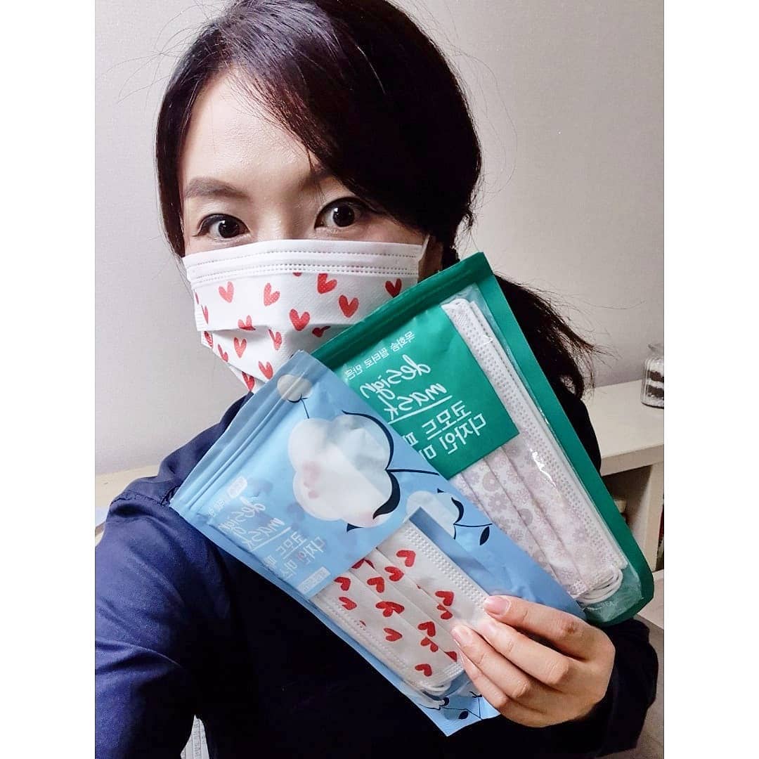  “#협찬 #코모드디자인마스크 . ☝100% 국내산 목화솜필터 사용 숨쉬기가 편하고 입냄새 탈취효과가 탁월 목화솜 자체의 흡수성이 좋아 마스크 내부 눅눅함도 덜하고 피부에도 자극이 덜해 좋았어요🤗 . ☝다양하고 이쁜 디자인 마스크 300여가지…”