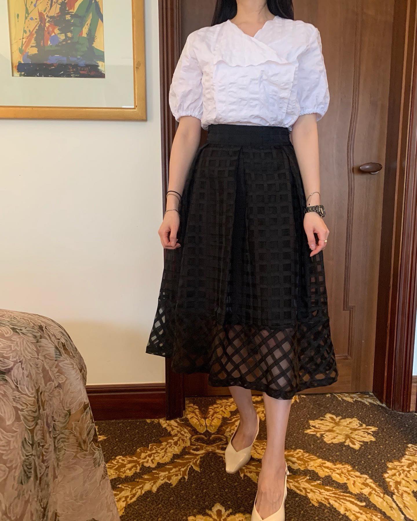 🏷 시어서커블라우스  #그레이스블리 

한 여름 시원하게 보낼 수 있는 시어서커블라우스🤍

구김새원단은
고급 코튼혼방 소재를 이용하여 
마치 냉장고에 들어가 있는 듯한 시원함을 선사하며 
여름철 땀으로 들러붙거나하지 않는답니다.

봉글봉글한 느낌의 텍스처가 
몸에 붙지 않는 여유로운 핏을 연출해주어
한여름까지 시원하게 착용하실 수 있습니다. 

✔️스토어팜업데이트예정 
✔️컬러 : 아이보리 
✔️사이즈 : FREE (가슴 50cm 총장63cm)

프로필 링크에 예쁜 제품 많이 있으니 찾아주세요💕