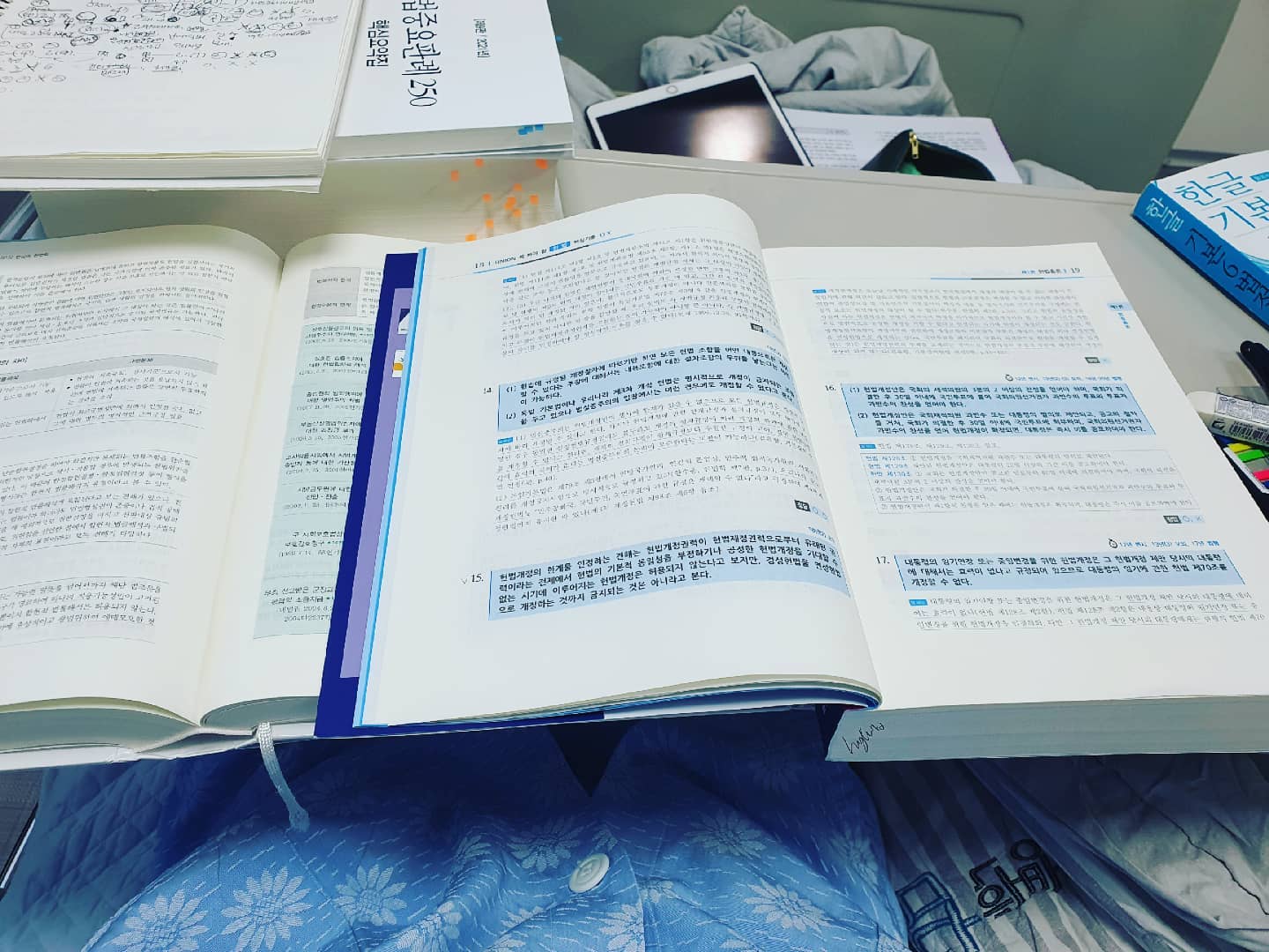 #병실에서 #공부하기 
해야 되니까 하고는 있는데, 마음은 지옥 그 자체.
MRI에서 확인된 것이 있어서 내일 다시 또 검사해야 하는데, 가능하면 수술은 안할 수 있기를 기도하고 있다. 내 방에 키우던 꽃이 죽었다던데, 퇴원해서 치울 때 마음이 아프겠지. 꽃 피웠을 때 엄청 기분 좋았는데.
괜찮을거야, 지금이라 다행이야, 이만큼인게 어디야, 라고 나도 생각은 하지만 그래도 왜? 라는 의문이 가시지 않아 괴로운 하루, 매 시간. 퇴원은 언제 하나... 별 거 아닌 일상이 너무 그립다.