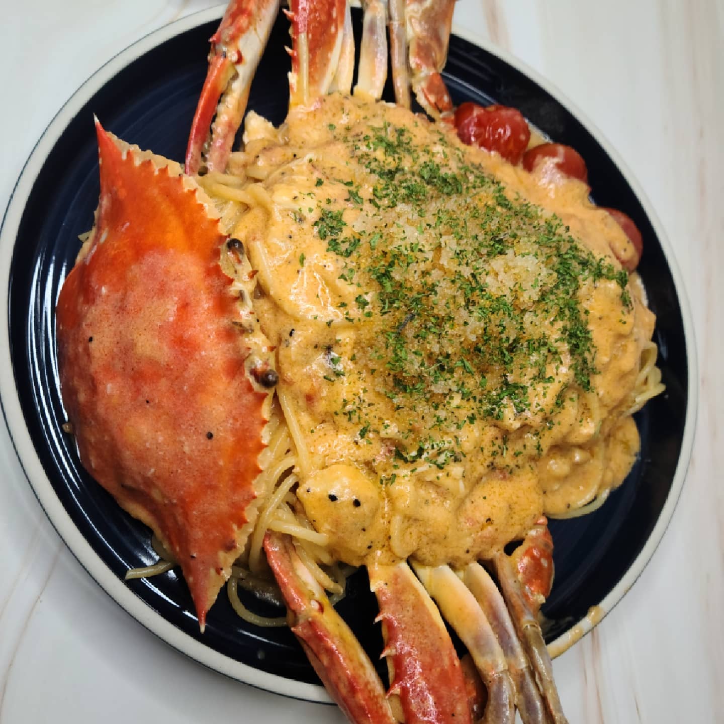 얼마전에 먹은 파스타 밀키트 대박 짱맛
그리고 간편함까지 너무 만족한 파스타밀키트에요 😍😍

밀키트 구성은 간소하나 그 요리의 끝은 위대한 비주얼 ~^^
똥손인 제가 해도 그럴싸한 비주얼이라서 누구든 쉽게 하실수 있을 것 같아요
잠실에 벨라스가든이라는 식당을 가야지 먹을 수 있는 고오급 파스타인데 집에서 즐길 수 있으면서 분위기도 낼수 있으니 괜찮은 구성이라 생각하구용

맛도 즁요허죠~~!
꽃게 로제 파스타의 맛 그대로 진한 로제 맛이 
입맛에 딱 맞았구요 꽃게 덕분에 감칠맛과 깊은 맛이 느껴지는 파스타에요👍👍
손님초대요리로 요런 파스타 어떠세요~~?^^

#밀키트#파스타밀키트#홈파티요리#손님초대요리#꽃게로제파스타#밸라스가든#협찬