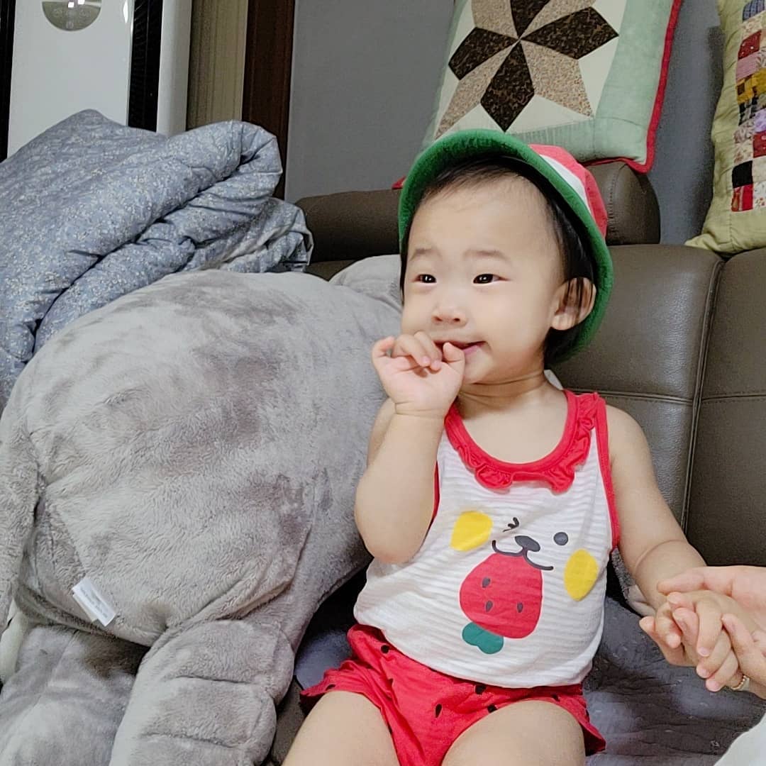 협찬 #딸기해담

해담이 최애 실내복을 공개합니다🤗

배불뚝라인을 선명히 드러내 귀여움이 한층 업😘
겨땀 걱정 1도 없는 시원-한 민소매에
프릴넥으로 여성스러움을 한껏 살렸어요😆

어떤 모자나 신발과도 찰떡 궁합으로
해담이 외할미는 외출룩으로 종종 활용하십니다😉
외할미께서 돼지 구두와 함께 힘껏 멋을 내 이 구역 패션왕을 완성 시켰네요😄

열많은 해담이,
소아과 담당쌤이 여름이라고 린넨같은거 입히지말고 면 100% 입히라셨는데 🤔
유비맘 얌얌시리즈가 딱이더라구요~
보기만해도 땀한방울 나지 않을 것 같은 유비맘 내의와 함께라면 어디라도 갈 수 있쒀😘

15개월, 10키로 해담이는 90호 입었어요🤗
ubmom_official

#외출시엄마검수필수 #돼지구두는좀 #유비맘 #유비맘실내복 #유비맘내의 #아기내의 #유아실내복 #여름실내복 #내의맛집 #유비맘서포터즈 #우유1기