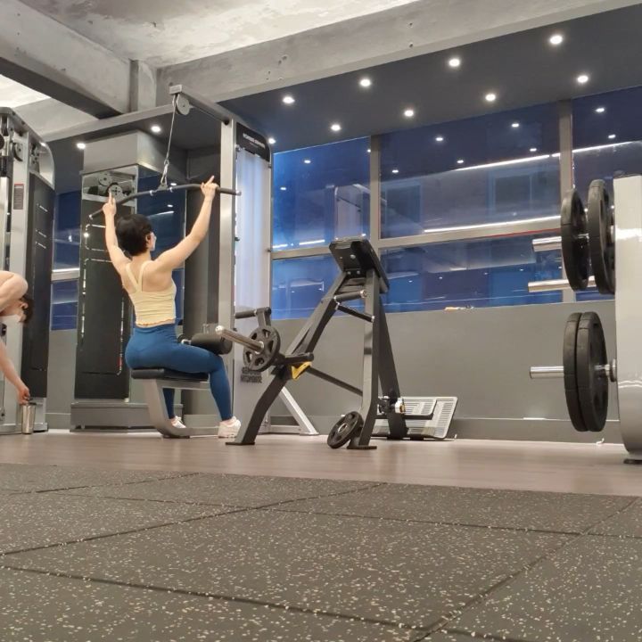 기린 on Instagram: “PT쌤이 허리 쪽 중립을 지키라고 하셨는데 어렵 😅 ㅎㅎ 오늘은 외측광배, 힙, 능형근, 삼각근 쪽 운동 헬스의 매력은 타겟머슬의 자극을 느끼려고 노력하고 그것을 느낄