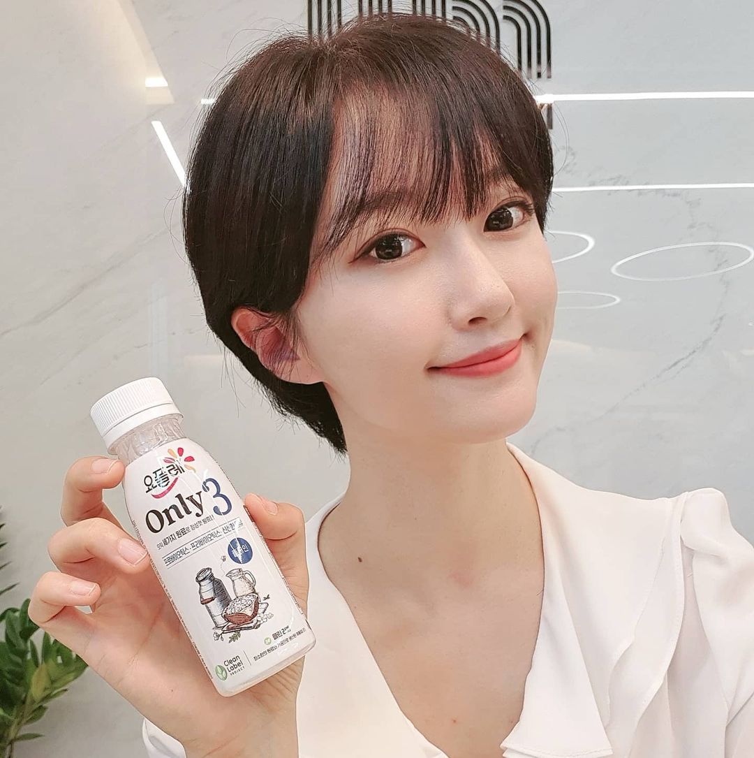 기린 on Instagram: “#광고 오늘도 클린하게 요플레Only3, 제품 좌우 반전때매 도배 죄송 ㅠㅠ 샐러드 위에 토핑해서 가볍고 건강하게 같이 먹자 ❤ @choirrys @greentearum @amelie_lee_ 요플레Only3 사진이