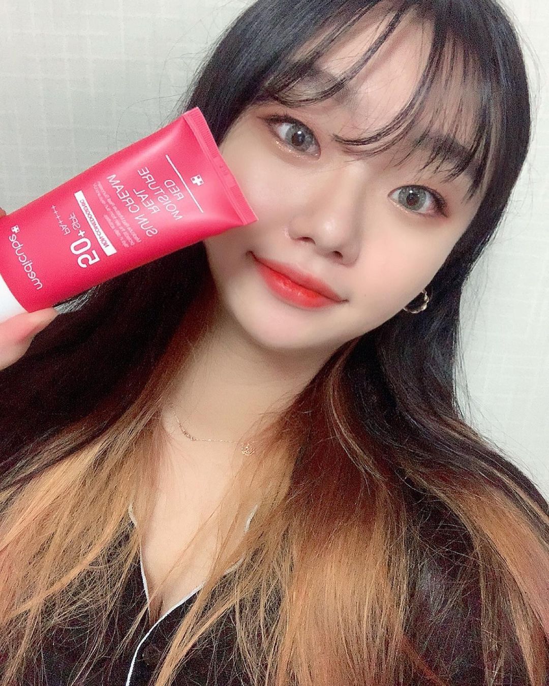 @__junkyo_1021__ on Instagram: “[메디큐브 레드 모이스처 리얼 선크림] 4계절 필수템인 선크림‼️ SPF 50 / PA++++ 완벽한 자외선 차단 하는 리얼 선크림 논코메도제닉 테스트를 완료해 여드름 피부