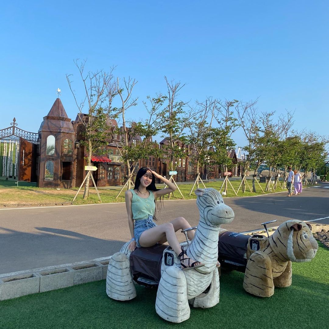 짼지🐰 on Instagram: “🌞뙤약볕에도 죽지 않아🌞 협찬 메디큐브 레디모이스처리얼선크림♥️🤍 SPF50+로 태양이 내리쬐는 한여름에도 끄떡 없어요!🌞 산뜻한 텍스쳐로 끈적임을 없