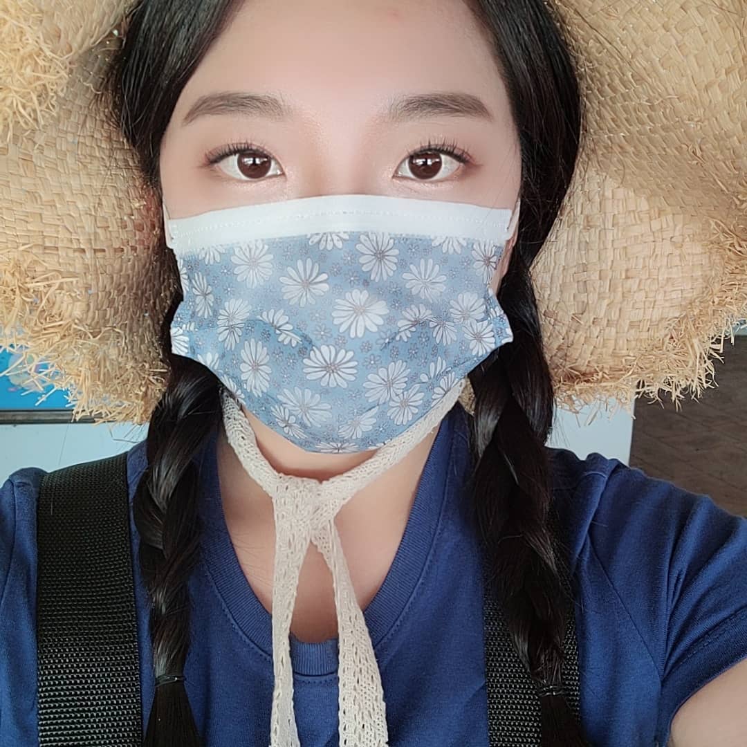 꽃희야 on Instagram: “#협찬 올스티커 코모드 디자인 마스크 모든 원자재를 국산으로 만든 프리미엄 마스크 국내 유일 목화솜 필터로 숨쉬기도 편하고 입 냄새 탈취 효과도 좋아요❣ 저가의