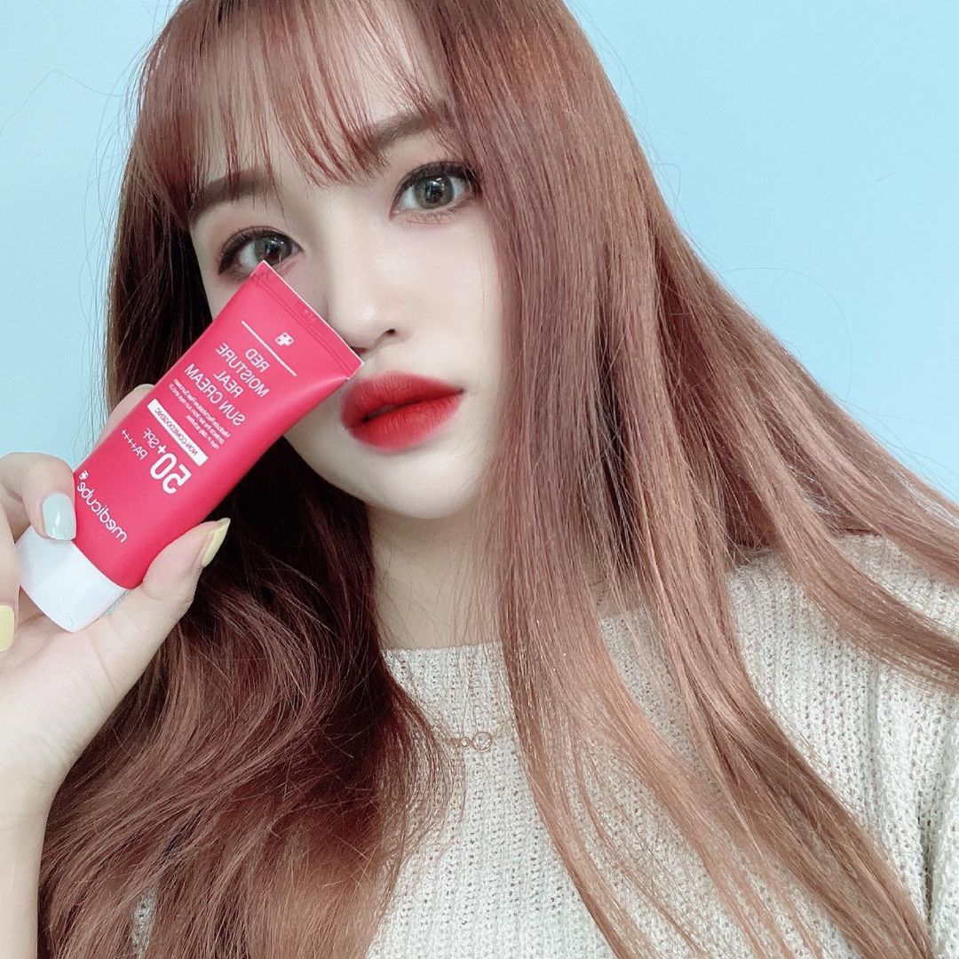 🏷아영이의 럽사진첩🧡 on Instagram: “#협찬 [ 메디큐브 레드 모이스처 리얼 선크림] 언제 어디서 측정해도 SPF 50! 자외선을 소멸시키는 유기자차와 자외선을 반사하는 무기자차의 장점만을
