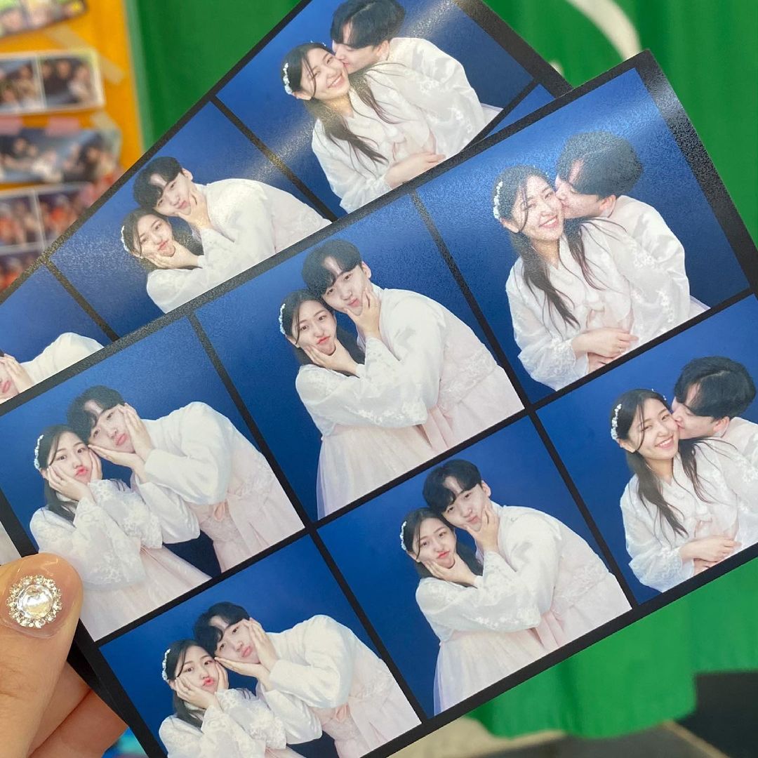 쫑이 ᰔ 영이 on Instagram: “⠀ 우리의 첫 셀픽스📸 ⠀ 한복 입은 기념으루 요고 꼭!! 찍구 가야 한다구 오빠를 끌구갔어용🤣❤️ ⠀ 우리 앞으로도 사진 많이 냄기쟈 ❛⌄❛🤍 ⠀ ⠀ #셀픽