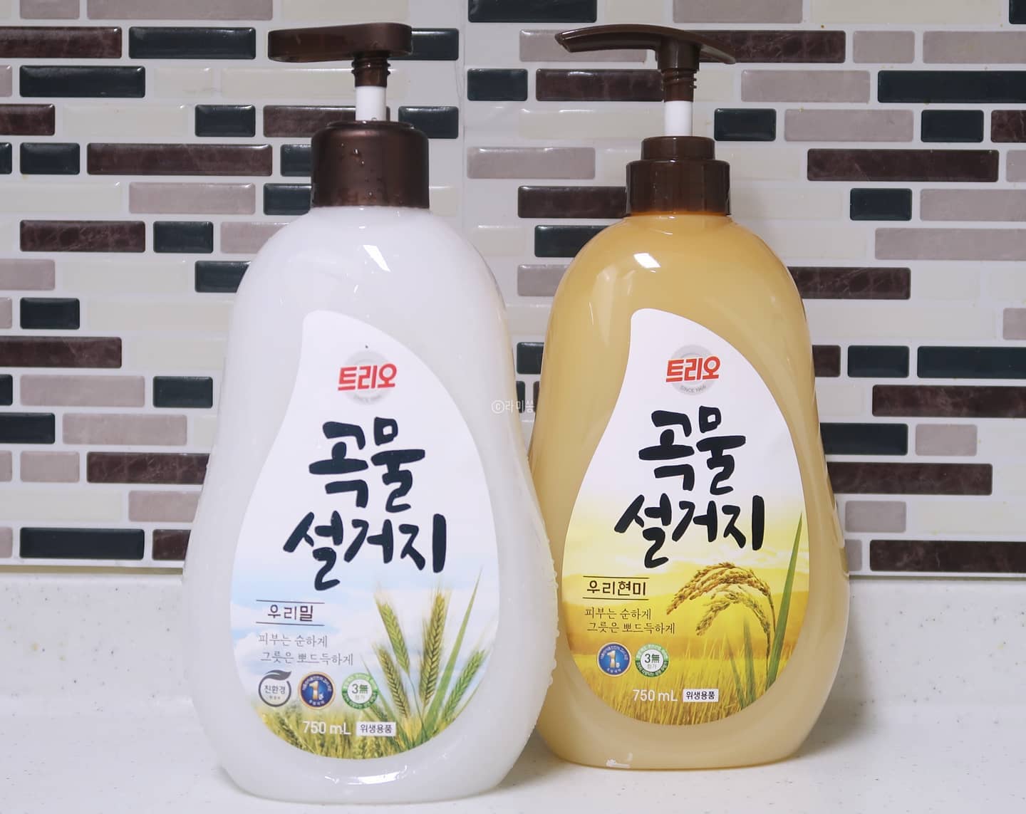 *AK LOVER 제품 지원*

얼마 전 이사오게 되면서
집안에 있던 모든 식기류를 세척하기 위해
1종주방세제추천 제품인
트리오 곡물설거지 2종 제품을 모두 꺼내서 사용 중인 요즘이에요☺️

트리오 곡물설거지 우리 밀은
기름때 잔여물 없이 뽀득하게 닦아주고

트리오 곡물설거지 우리 현미는
피부 부담을 줄여주니 맨손으로 설거지를 해도 부담이 적어서 참 만족스럽더라고요.

두 제품 모두 합성색소와 파라벤 등
걱정 성분 3가지가 함유되지 않은 것은 물론
자연 유래 성분 함유로 식기세척과
과일 야채 세척도 가능하니
믿고 쓰기 좋은 것 같아요🥳

보다 더 자세한 후기는
제 블로그 게시물을 참고해 주세요!

#애경#aklover#트리오#트리오곡물설거지#주방세제#주방세제추천#1종주방세제#친환경주방세제#맨손설거지#과일세척#야채세척#주방용품#설거지#친환경#온가족식기