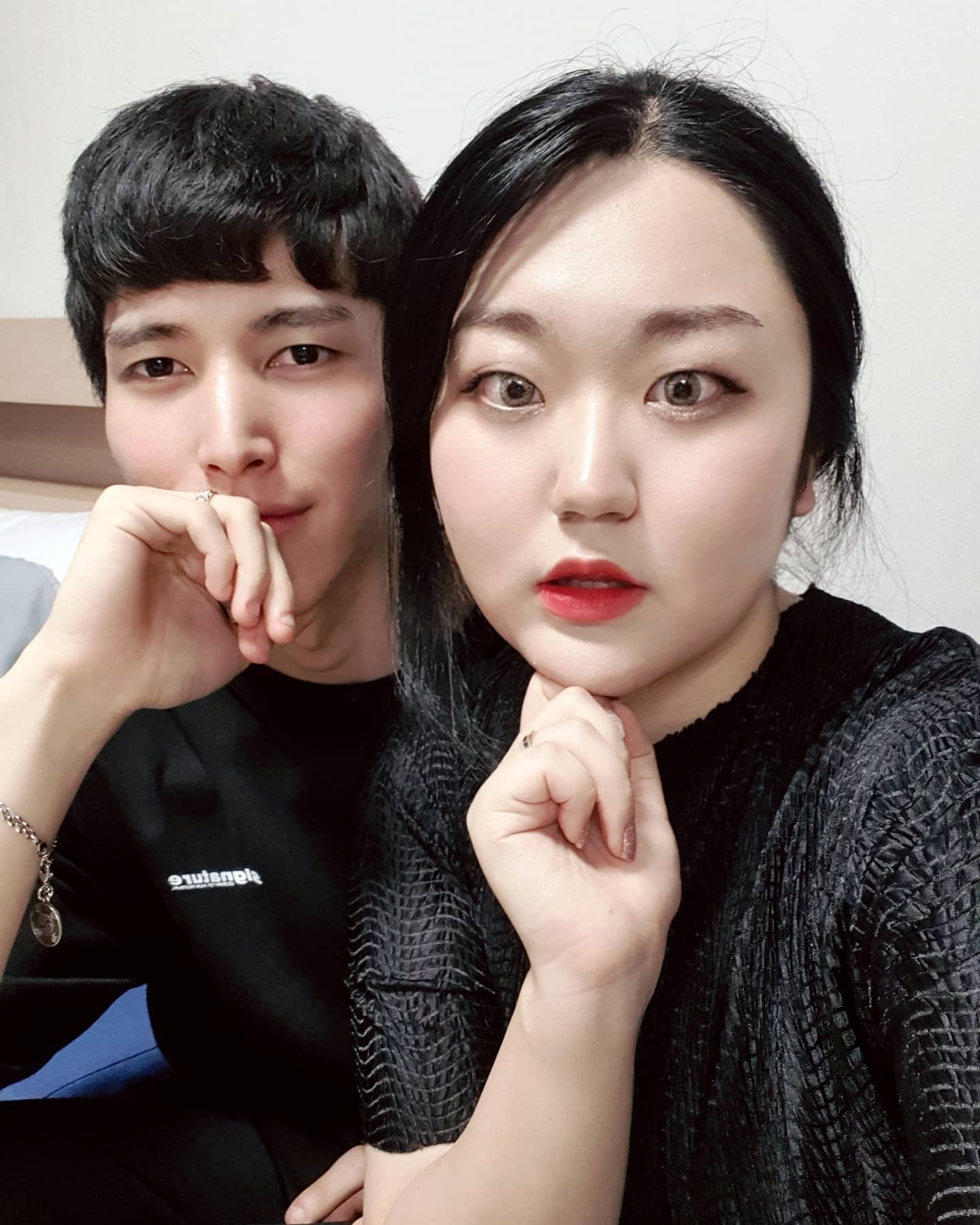 #뀨찌커플 

냐하〰️ 이게 얼마만의 셀카피드인가싶어요🖐
해운대 여행갔을 때 찍은 셀카를 이제 풀고 있답니다 ٩(๑❛ᴗ❛๑)۶ 

저 날 넘 더워서 머리도 질끈 묶고 머리상태가 엉망이지만〰️ 그래도 사진 찍어보겠다고 카메라 켰쫘나영🤭

추위, 더위 다 타는 여자친구때문에 골치아플텐데 늘 적정온도 유지시켜주려는 규현이 최고 o(〃’▽’〃)o 

이번주는 계속 장마기간이라 창원은 비가 계속 퍼붓는 중이에오,,,,하늘에 구멍 뚫렸답니다,,습하고 쌀쌀하고 감기 걸리기 쉬운 날씨에요😂 

울님들 건강 관리 잘 하시고 비 조심하세요❤