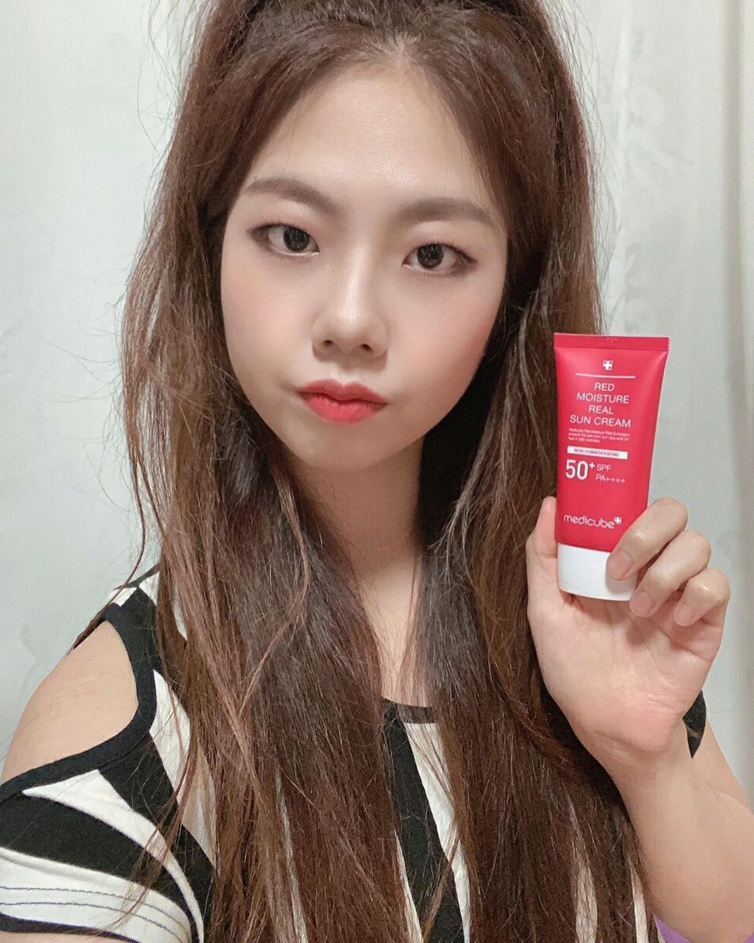 Gwonsisters_권자매 on Instagram: “더운 여름 어떤 선크림 사용하고 계신가요? 빈틈없이 자외선 차단하는 리얼 선크림 추천드리려고 해요✨ 🌈언제 어디서 측정해도 SPF 50! 무려 4개 국
