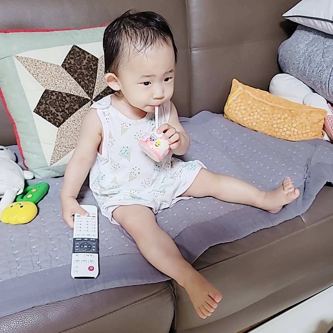 #464일 #하루의마무리

자기 전 샤워하는데
샤워기랑 칫솔잡고 절대 안나오겠다는 해담이
나가서 아기 상어보자~
아이스크림 먹자~
별짓 다해봤는데 다 안통해 결국 오늘 유산균 초과임에도 불구하고 요플레 먹자며 나왔어요😱

빨대꽂아 요플레 쥐어주니
리모컨 들고 놀면뭐하니 재방 보는 해담이😂
그래 일찍 잠만 자준다면 뭔들😂

#요플레둘요구르트둘 #그만좀먹자 #밥좀먹어라 #물놀이가두려워 #치카치카그만 #손씻기그만 #제발그만 #😱 #😂😂😂 #15개월아기 #육아고민