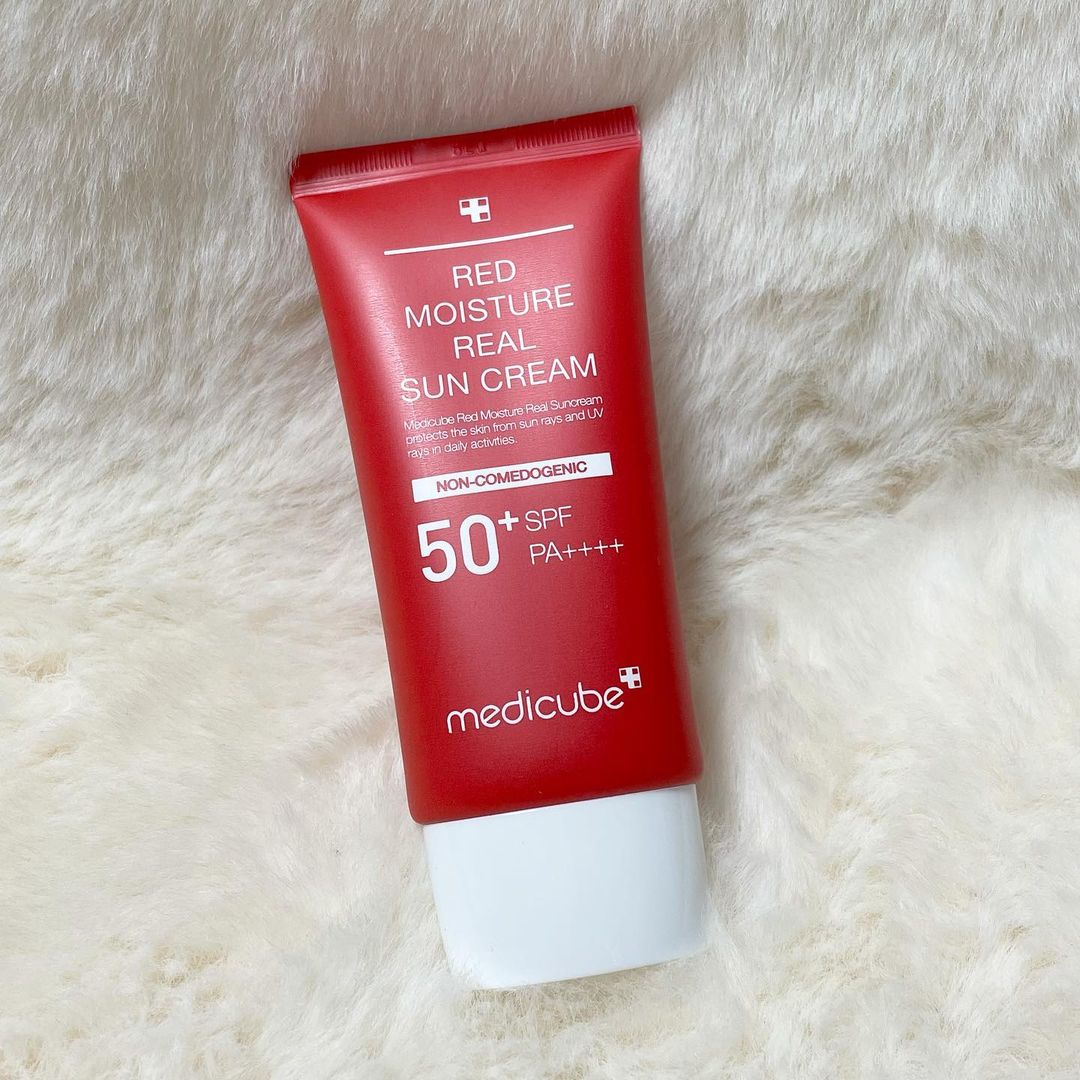 @youniindaeyo shared a photo on Instagram: “언제 어디서 측정해도 SPF 50! 무려 4개 국가 인증 전문기관에서 조작없이 확인된 강력한 자외선 차단력을 가진 메디큐브 레드 모이스처 리얼 선크림🍎 모