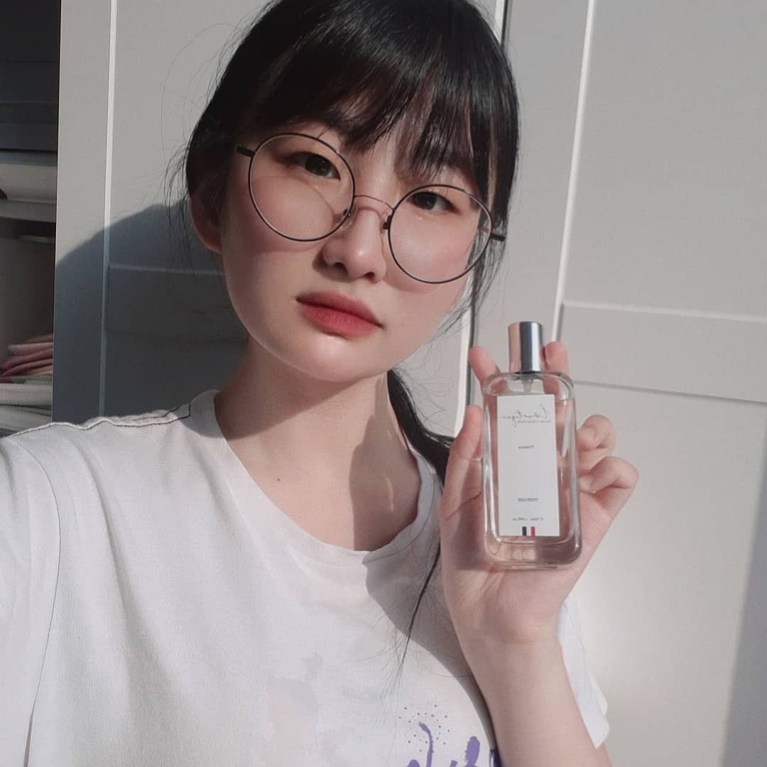 민주 on Instagram: “#협찬 제가 로맨띠끄 올리브영 니치향수에서 받은 향수는 프리지아 라는 향이에요 여러분들이 너무나도 잘아는 조xx 잉글리쉬 샌 페어 프리지아 향수랑 진짜 죤똑💛 올리