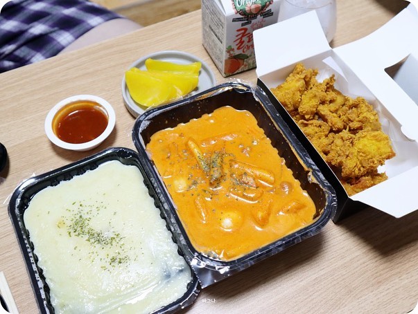 #업체제공 웨촬이 한달도 안남았는데 맛있는거 한가득이라 매일 참으라 고생😭 
.
.
.
이왕 먹는거몀 한끼를 먹더라도 맛있는곳에서 성공하려고 노력중인데 로제떡볶이는 ➡️합성동 떡볶이참잘하는집 이 진리네요😆
.
.
.
살짝 매콤함 맛이 나는 로제 소스에 치킨 찍어먹기 👍
.
.
.
자세한리뷰는 #바그나로그 ➡️https://blog.naver.com/eunhwanimaaa/222424003857
.
.
.
#마산로제떡볶이 #로제떡볶이맛집 #창원떡볶이배달 #창원떡볶이포장 #떡참 #합성동맛집 #합성동떡볶이 #떡볶이참잘하는집 #떡치치세트 #로제떡볶이 #맛스타그램 #먹스타그램