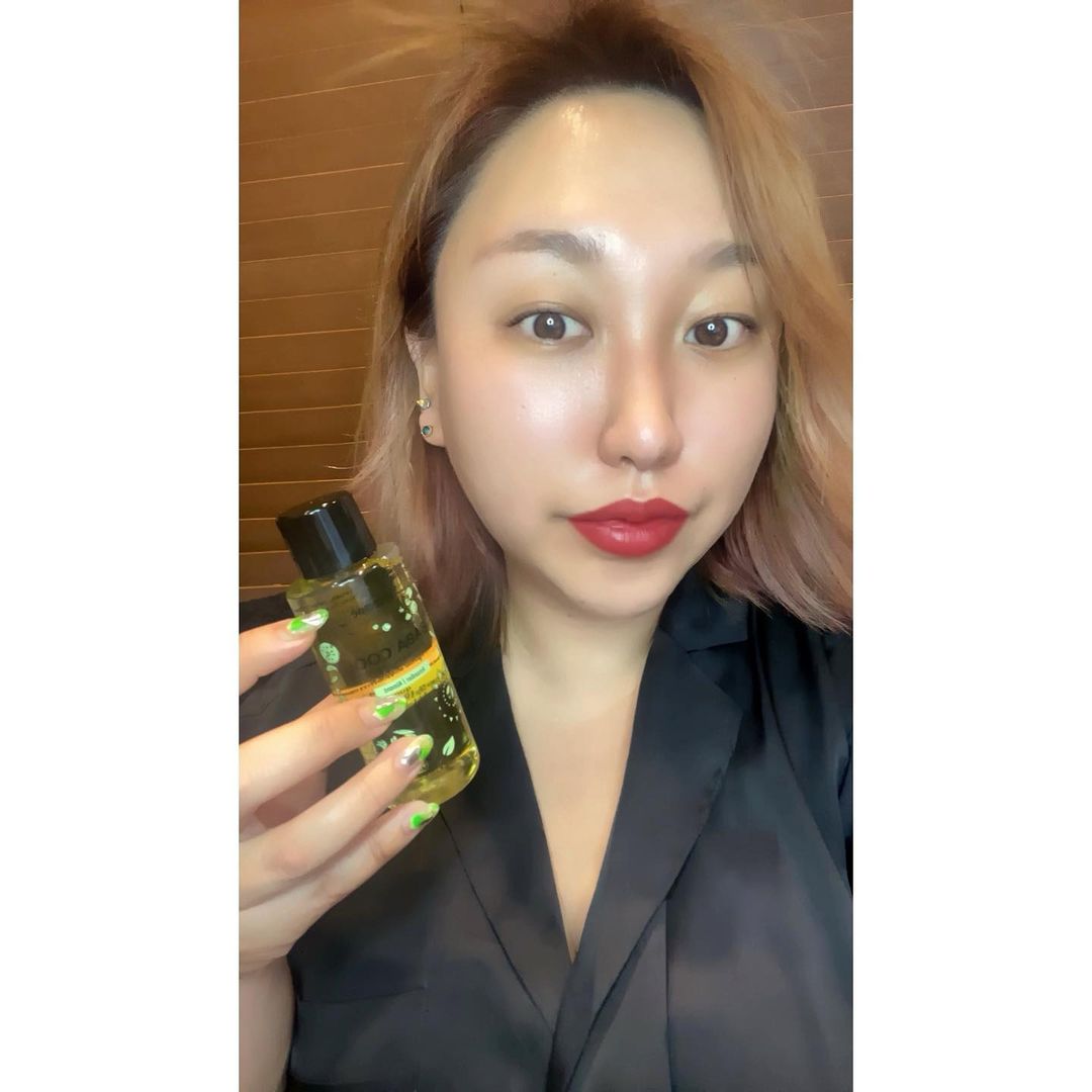 🍑 PEACH 🍑 on Instagram: “#제품협찬_엥뎀바바쿨향수바디오일 이마랑 코 빼고 엄청 건조한 편이라 피부 보습 관리를 위해 사용하기 시작한 바바쿨 바디오일 😬 고급진 패키지 디자인만큼 넘
