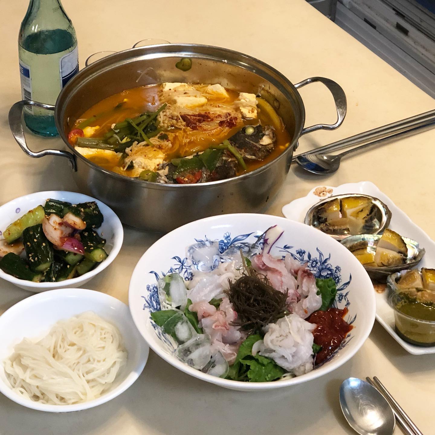 #오늘회제공  onul_hoi 

날씨가 흐리고 꾸리꾸리한 날에는 뭐다 ❓
소주에 오늘회 한잔이지 🧊🔥

오늘회에서 이제 또 여름이라고
신상을 마구마구 출시했더라구요 😆

여름에만 한정으로 만나볼 수 있는
#통영모둠물회 하나 주문했고요 🐠

몸보신할 수 있는 #찜전복회 🦪

마지막으로는 우럭이 통째로 들어간
#통우럭매운탕 까지 ❤️

아따마 술이 술술 들어가는 조합이군요 😋
물회에 소면까지 곁들여 먹으면 올매나 맛있게유 💓

불타는 금요일 오늘회에 한잔 어떠세유 😍

-
#회 #당일배송 #오늘회 #통우럭매운탕 #우럭매운탕 #우럭 #매운탕 #모둠물회 #통영모둠물회 #물회 #밀키트 #나혼자찜전복회 #전복회 #전복 #장마철 #장마 #☔️ #꿀조합 #우리집이회맛집