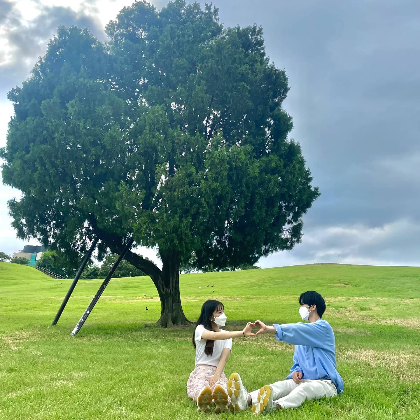 🌲앉아서 하뚜💚

날씨가 너무 더워서 지쳤던 우리😂
여름철 야외 산책에는 물이 필수랍니당😊

#올림픽공원 #나홀로나무 #럽스타그램 #데이트 #산책 #선팔 #맞팔 #맞팔해요