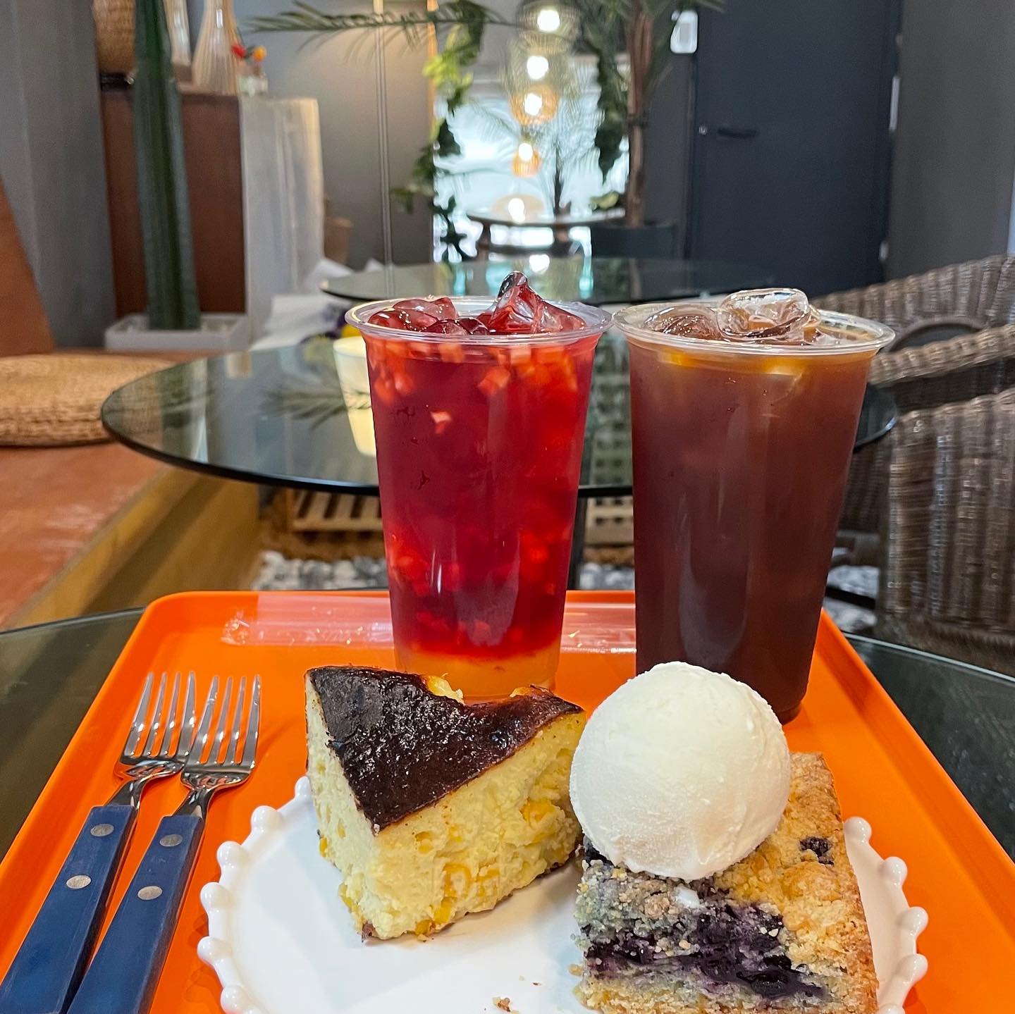 수유동_#오성리

오늘은 #카페 소개하려고합니다! #삼양역카페 로 오픈한지 얼마되지 않은 #핫플레이스 입니다! 
#애견동반카페 로 떠오르고 있고 #디저트맛집 으로 유명합니다! 저는 #바스크치즈케이크 에 옥수수가 들어간거랑 #블루베리크럼블 을 먹었는데요! 
진짜 사르르 녹고 유명대형카페 남부럽지않을 맛이었어요 ㅠㅠ 근처라면 매일 제 #후식 을 이 곳으로 픽하고 싶을 맛!
이것들 말고도 더 다양한 디저트하고 사진찍은 장소도 있으니까 #갬성카페 좋아하는 분들은 추천입니다!

혜또먹 점수 🌕🌕🌕🌕🌕