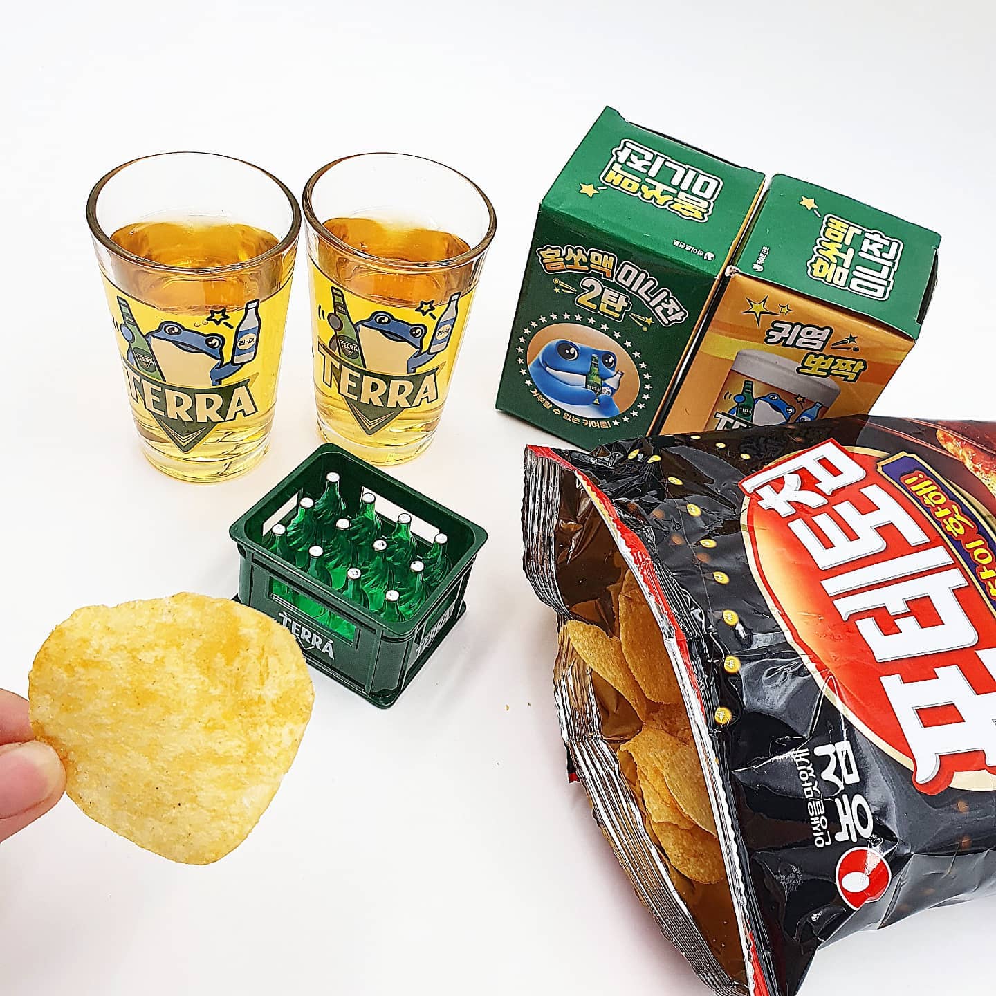 #광고 #협찬 포테토칩 곱창이 핫해🥔
⠀⠀⠀⠀⠀⠀⠀⠀⠀⠀⠀⠀⠀⠀⠀⠀⠀
코로나로 집콕해야 하는 요즘!
집에서 혼술하는 경우도 많죠~🍺 매번 안주를 만들어먹거나 시켜먹을 수가 없는데, 이럴 때 간단게 먹기 좋은 농심 '포테토칩 곱창이 핫해'를 먹어보았어요!
⠀⠀⠀⠀⠀⠀⠀⠀⠀⠀⠀⠀⠀⠀⠀⠀⠀
✔ 매콤한 숯불곱창구이의 맛을 입힌 감자칩이라는데~ 사실 곱창맛이 막 느껴지진 않았어요🤫 근데 달달, 짭조름, 약간의 매콤함이 느껴지고, 거기에 바삭함까지!! 술안주로는 더할나위 없는 과자더라구요~
⠀⠀⠀⠀⠀⠀⠀⠀⠀⠀⠀⠀⠀⠀⠀⠀⠀
✔ 테라 맥주랑도 매우 잘 어울렸어요~ 테라 굿즈 넘 깜찍한 것🧡 술안주로 간단하게 포테토칩 드셔보세요!!
⠀⠀⠀⠀⠀⠀⠀⠀⠀⠀⠀⠀⠀⠀⠀⠀⠀
⠀⠀⠀⠀⠀⠀⠀⠀⠀⠀⠀⠀⠀⠀⠀⠀⠀
농심에서 제품을 지원받아 작성된 후기입니다.
⠀⠀⠀⠀⠀⠀⠀⠀⠀⠀⠀⠀⠀⠀⠀⠀⠀
#포테토칩곱창이핫해 #곱창맛감자칩 #곱창 #김민경 #포테토칩테라맥주
#포테토칩 #홈술안주 #홈술 #농심 #테라 #테라굿즈  #먹스타그램
#맛스타그램 #과자스타그램 #과자 #맵단짠 #군것질 #굿즈 #맥주
#맥주안주 #안주 #편의점스타그램 #과자추천 #신상과자