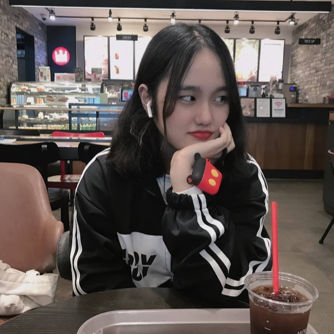 윤예림 on Instagram: “넘모 커여워🥰 . #에어팟케이스 #이어폰케이스 #러빙리빙 #미키에어팟케이스”