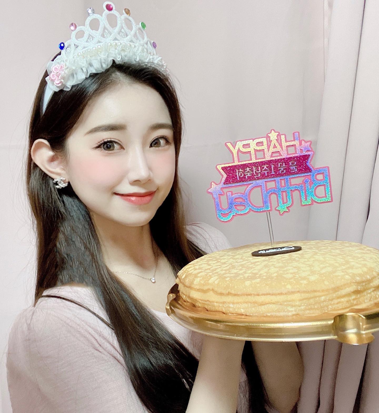#스푼라디오 에서 라디오 방송을 한지
벌써 1년이 되었네요!🎉🎊
보잘것 없는 저를 이뻐해주시고 많이 사랑주셔서 감사합니다🥲
사실 지금까지 제가 꾸준히 개인 방송이란걸 할 수 있을까 걱정도 많이 했었어요,,,:(
저에게는 큰 도전이였는데 많은 팬분들이 애정해주셔서 
1년이라는 시간을 열심히 달려왔습니다☺️💗
앞으로 더 좋은 방송 들려드리겠습니다ʚ♡⃛ɞ