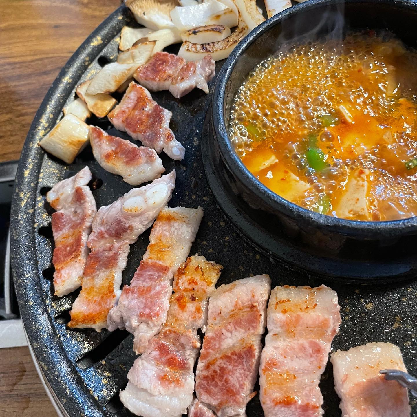 #독산삼겹살 #영동정육식당 독산 맛나는거리에서 발견한 삼겹살맛집 !! 가운데가 뻥 뚫린 불판위에는 무한으로 제공되는 된찌까지-👍 정육식당이라 고기 퀄리티도 좋규 단돈 2000원인 후식냉면 양도 정말 혜자>_< 독산 회식장소나 술란잔하기 좋은곳으로 추천드려요 

📍서울 금천구 독산로75길 21

✔ 자세한 후기는 네이버 '@체리야미' 블로거에서 확인가능합니다 :D

#먹스타그램 #맛스타그램 #먹방스타그램 #맛집 #맛집추천 #맛집스타그램 #집밥 #요리스타그램 #서울 #요리 #데일리푸드 #일상 #먹스타 #인스타푸드 #오늘뭐먹지 #서울맛집 #맛집탐방 #데이트코스 #좋아요반사 #팔로우 #맞팔 #일상스타그램 #오오티디 #food #foodstagram #cook #instafood