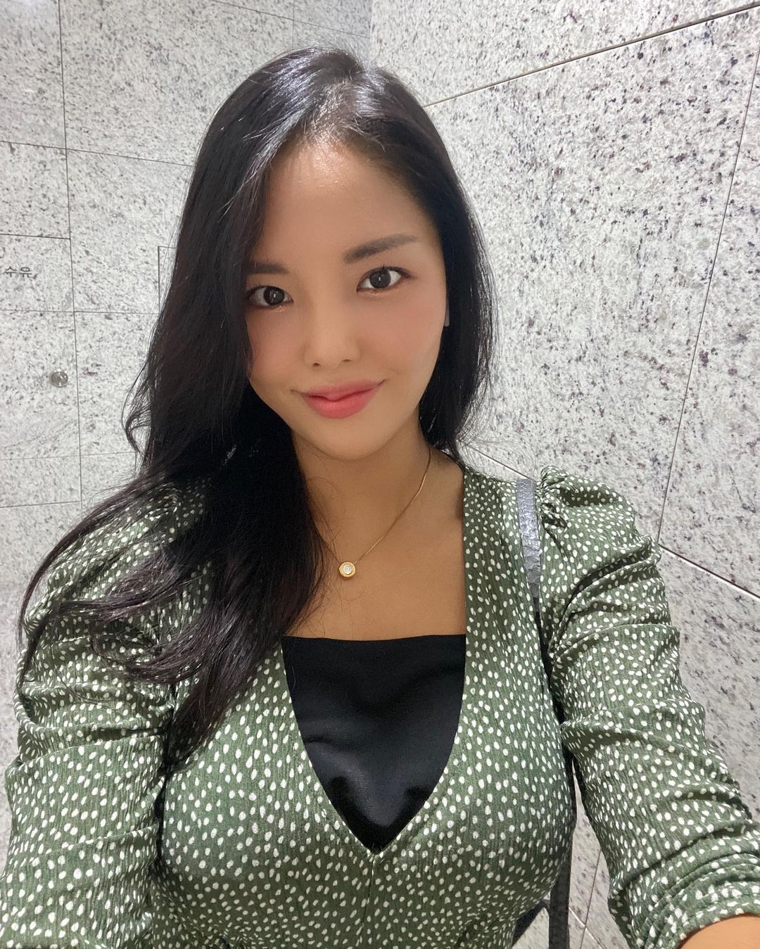 안나초이🤙🏽 on Instagram: “#협찬 [집안도감] 시크릿 브라가드 💗 시크릿 브라가드는 넥라인이 깊은 옷을 입을때, 노출이 부담되는 분들을 위해 만들어졌습니다🙌🏼 이런 아