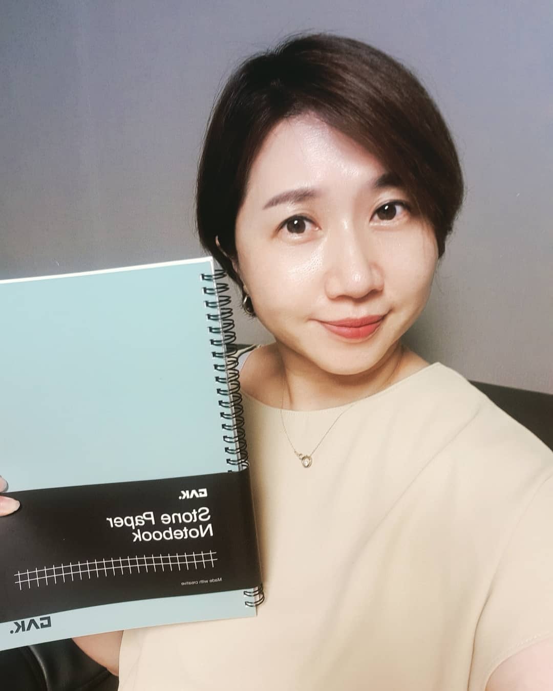 리뷰스타그램_골드썬 GoldSun on Instagram: “🌸 #협찬 🌈방수 노트 신기해서 글씨 쓰고 물 뿌려 봤어요 💦💦💦 ✍ 이 노트에다 앞으로 100일 동안 100필사하려합니다 ☕🥤🍺🍷음료수, 커피 ,