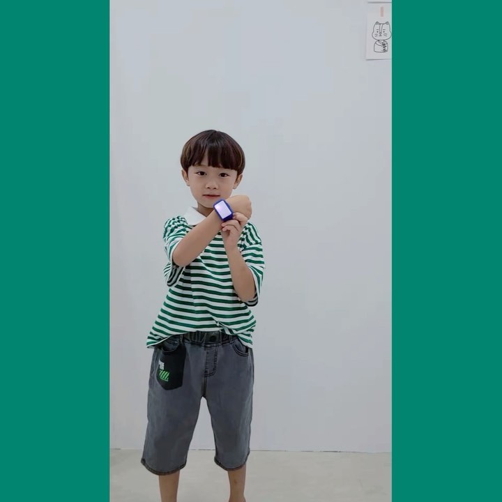 키즈모델 황찬서 <mom's account> on Instagram: “#광고 #황찬서 @playzling 👉 즐링밴드 #귀염찬서 ✔️첫피드 영상 화면보며 댄스찬서 필수🙈 . . . 모션댄스 춤추기 모르는분 있나유?🧐