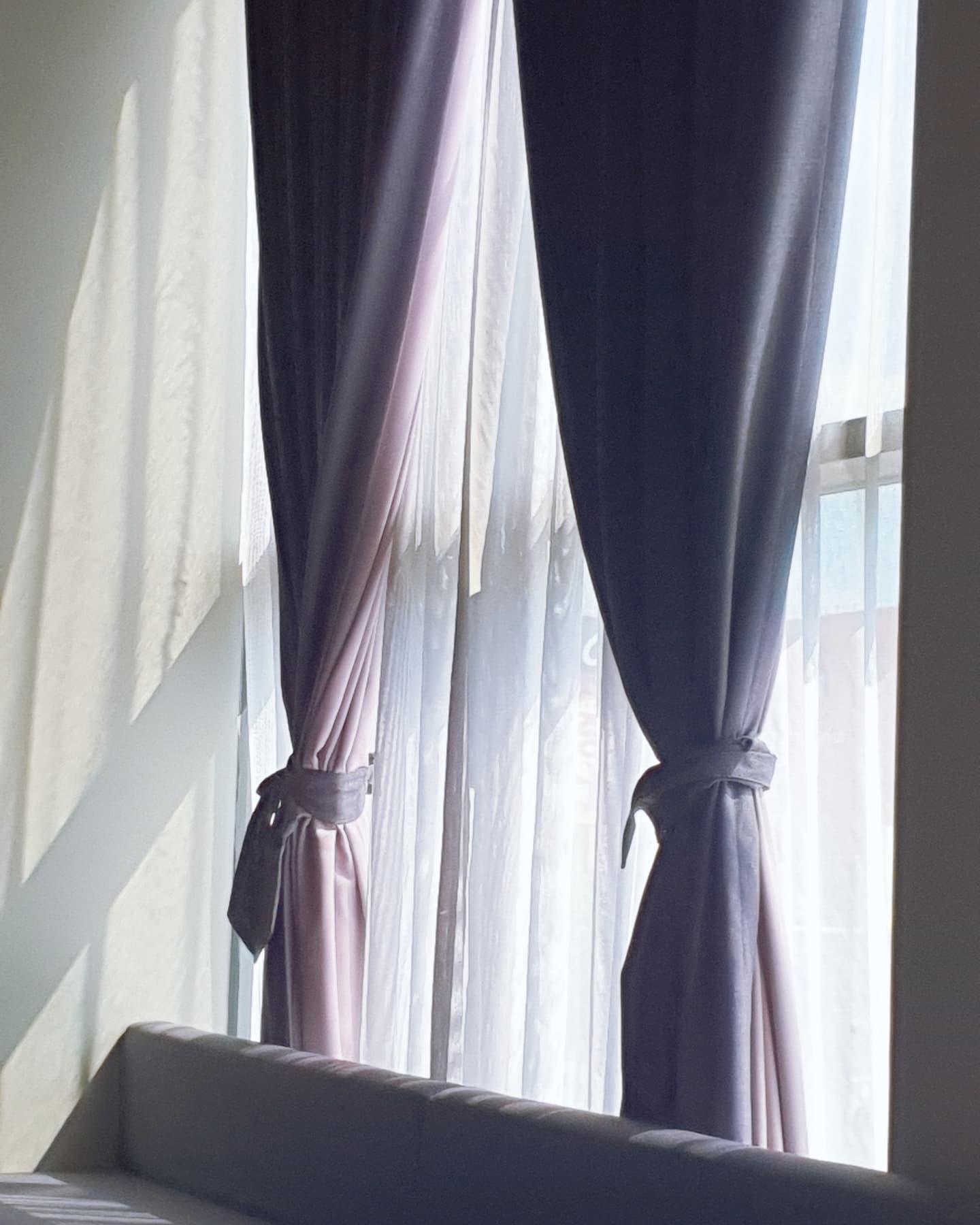 밝다.

좋아하는 마음을 숨길 수 없는 웃음처럼
어느새 창가로 새어들어오는 따뜻함을 느꼈다.

햇살이 반가운 오후.

#새벽감성 #감성글 #글쟁이 #글쓰는감성쟁이 #책 #일상 #소통 #글귀  #wishyourhappiness #일상기록 #일상의행복 #소중한사람 #감성충전 #위로 #인간관계 #상처 #토닥토닥 #응원해 #창가 #가려진커튼틈사이로 #빛 #햇살 #밝다 #따뜻함 #좋아하는마음 #숨길수없는 #웃음 #네생각 #사진 #photography