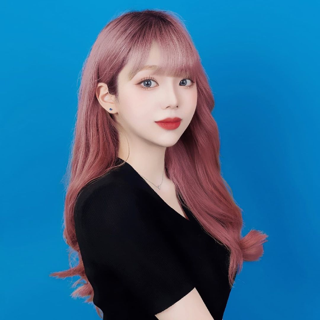 @seoxeon_i on Instagram: “#협찬 촬영 자세부터 세심하게 잡아주시고 너무 재밌게 촬영해 주셔서 기분 좋게 사진 찍었어요 감사합니다 🥰 스튜디오 분위기도 너무 좋고 포토존이 있어서 사진 찍