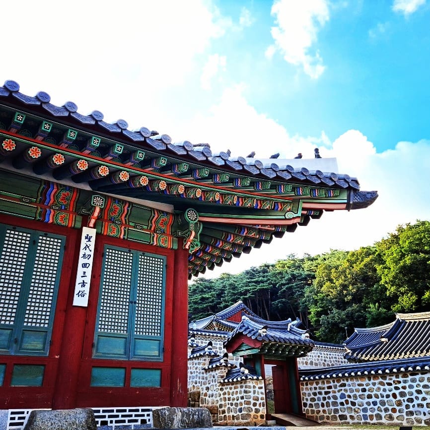 남한산성은 정말 어느 때에 방문해도 너무 아름다운 것 같다🙂

어제 남편이 퇴근을 일찍 하는날이라 다녀왔는데 경기도민의 경우 무료입장이 가능해서 할인혜택을 받고 들어갈 수 있었다. 괜히 행복😆

매표소에 보니 ㅎㅎ 남한산성에 한복을 입고 방문을 해도 무료라고 한다

주차료의 경우에는 평일 3,000원 주말 및 공휴일은 5,000원이라서 부담없는 마음으로 방문하기 좋은 드라이브코스이다.

#드라이브 #드라이브코스 #남한산성데이트 #남한산성 #남한산성행궁 #여행 #여행갈까요 #여행스타그램 #여행지추천