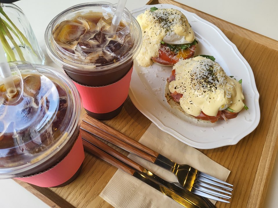 이예원 on Instagram: “경치도 좋고 분위기도 좋고 날씨도 좋다!! 에르베네딕트 주문했는데 맛도 느끼하지도 않고 야채랑 토마토도 신선하고 아메리카노랑 너무 잘어울린다ㅠㅠ 무엇보다 사