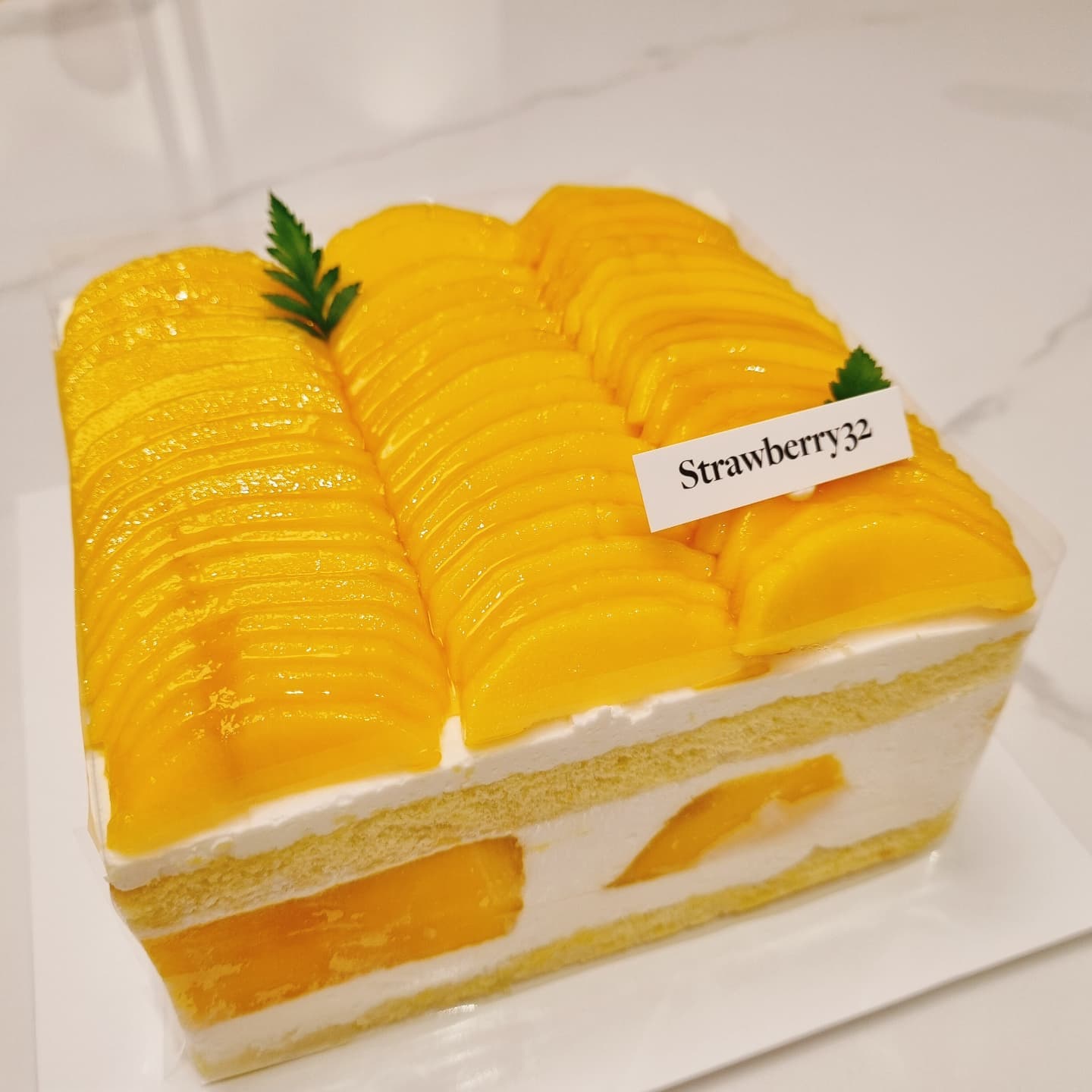 망고를 좋아하는 내 생각에 보자마자 

찾아서 예약했다는😍

이건 케익이 아닌 그냥 망고임ㅎ

고마워 여보❤

생망고우유는 보너스👍