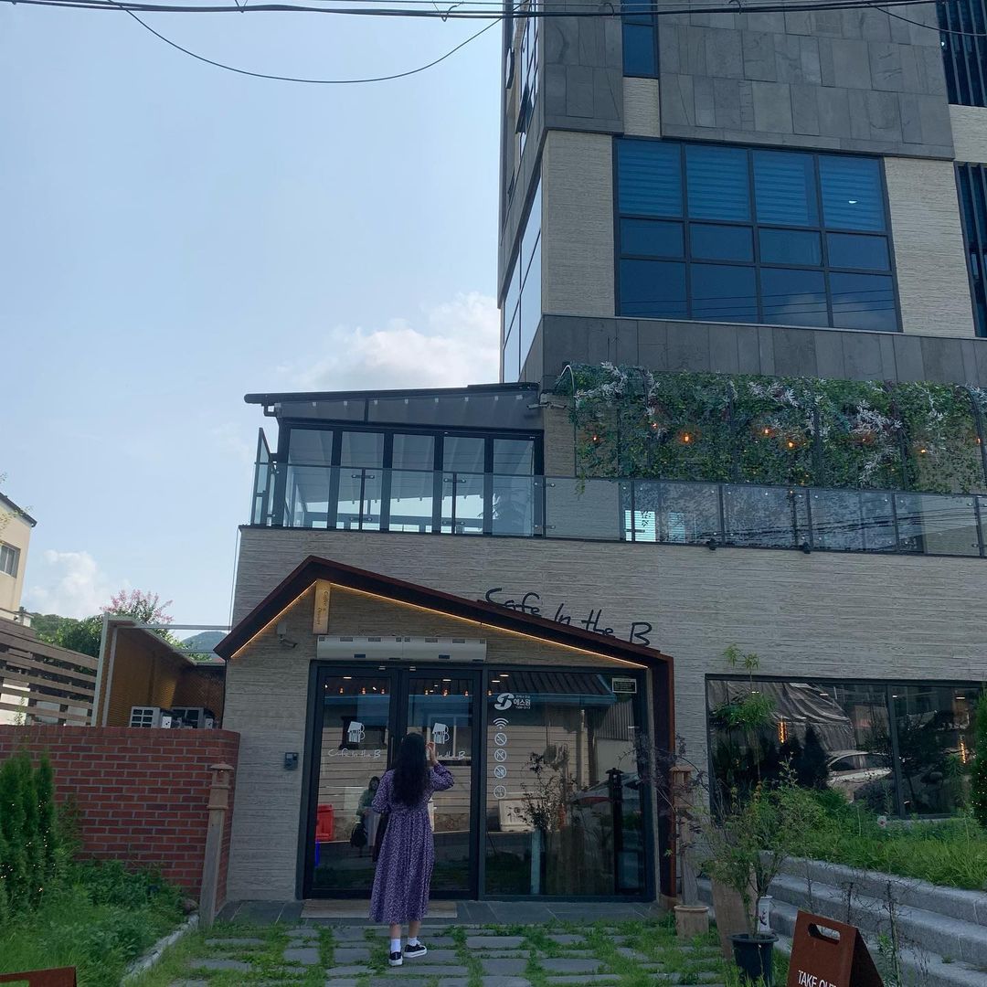 고가은 on Instagram: “보정 하나도 없이 일반카메라로도 동화같은 분위기가 나오더라.. 외관이 너무 예뻤던 카페ㅠㅠ 얼그레이 케이크 진해서 너무 내스타일❤️ 또가고싶어 #카페