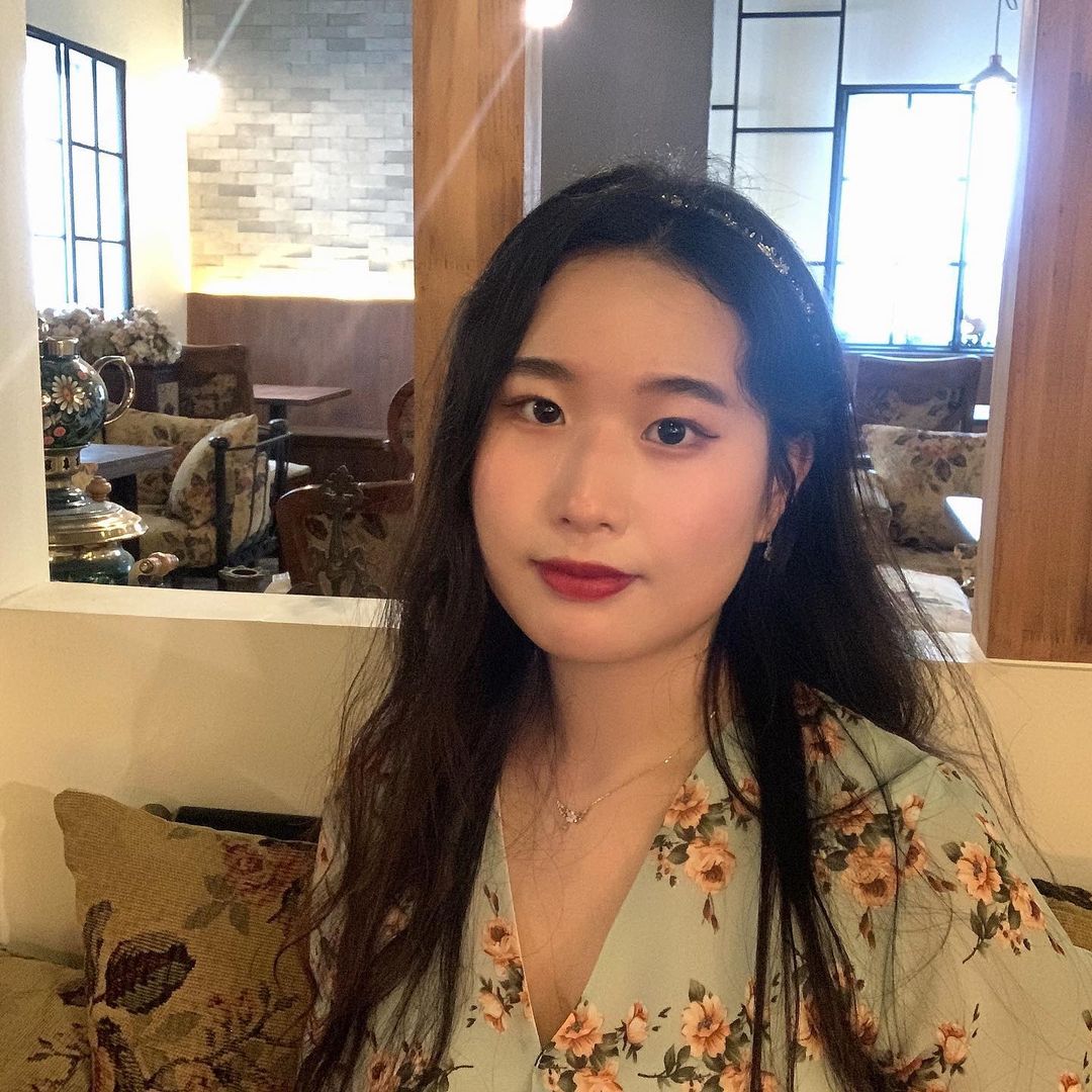 고가은’s Instagram photo: “예쁜 찻잔과 예쁜 인테리어로 잠시 공주가 된 기분...을 느낄 수 있는 이대역에 위치한 카페!! 제가 주문한 차는 영국식 밀크티,킬리만자로의 눈물이에요