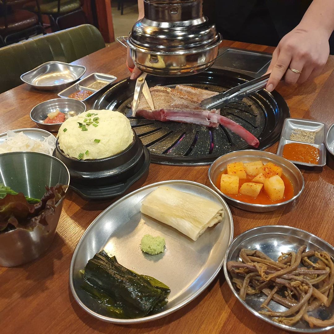 @cong.ccong on Instagram: “#협찬 #그래도진짜리뷰 #고집132 #송도맛집 #자세한건네이버검색 일반 고깃집 분위기가 아니라 너무 예쁜 가게여서 연말분위기도 나고 깔끔하더라구요 도끼갈비시켰는