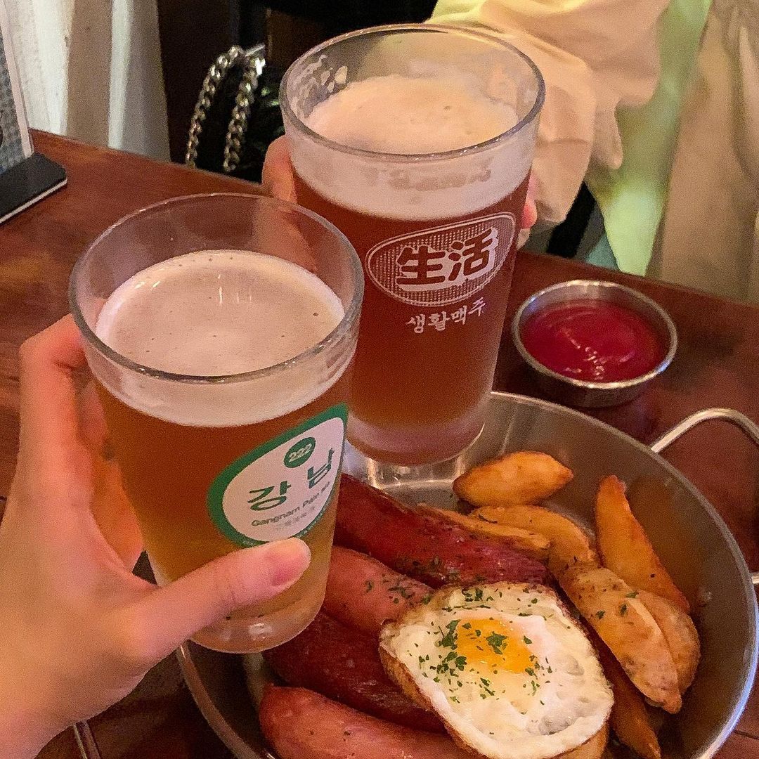 또먹이 on Instagram: “#협찬 또먹이_생활맥주 안녕하세요 또먹이에요 오늘은 생활맥주 광화문점에 다녀왔습니다 :) ✔️가격정보 소시지와 친구들 13.0 중화 치킨 샐러드 14.0 수제맥주)힘내라
