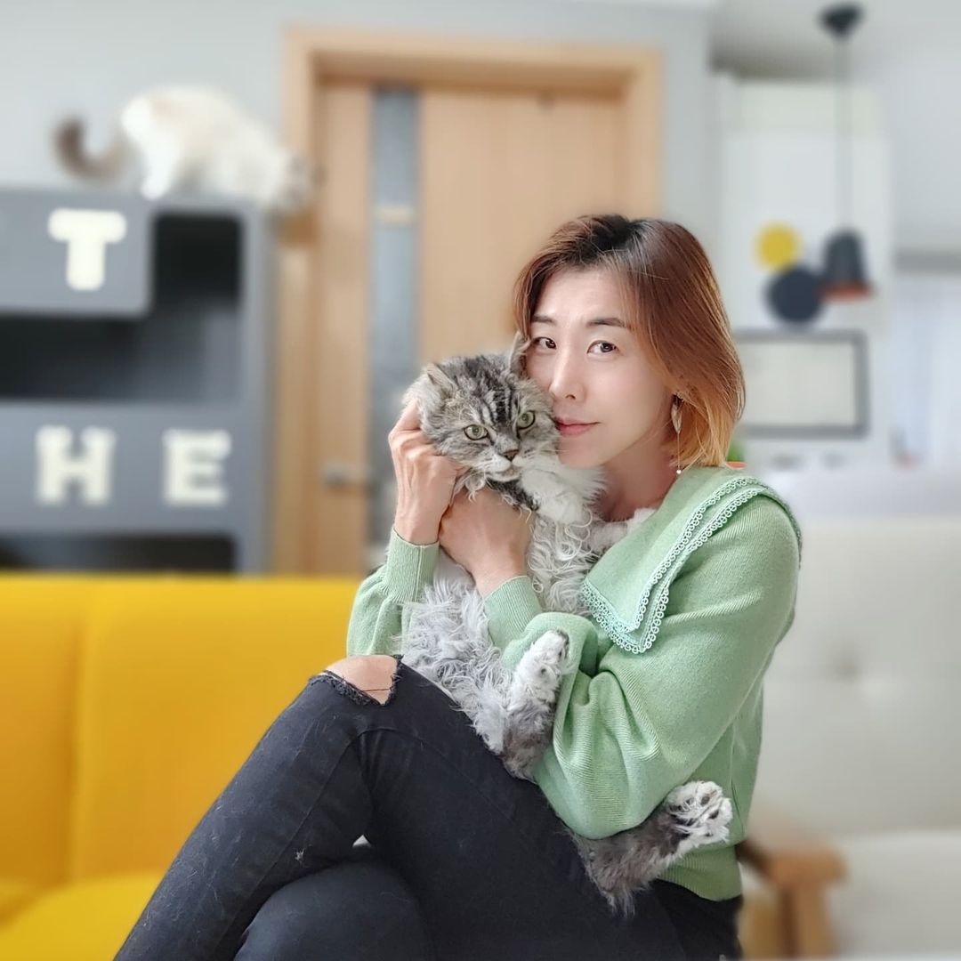 Chris 진고수 (Gloria)’s Instagram post: “#광고 #NOTTOY챌린지 . 너무나 뜻깊은 챌린지 💛 널리 알려지길 바라는 마음으로 참여해용 내새꾸 내가족, 반려동물은 장난감이 아닙니다😢 가