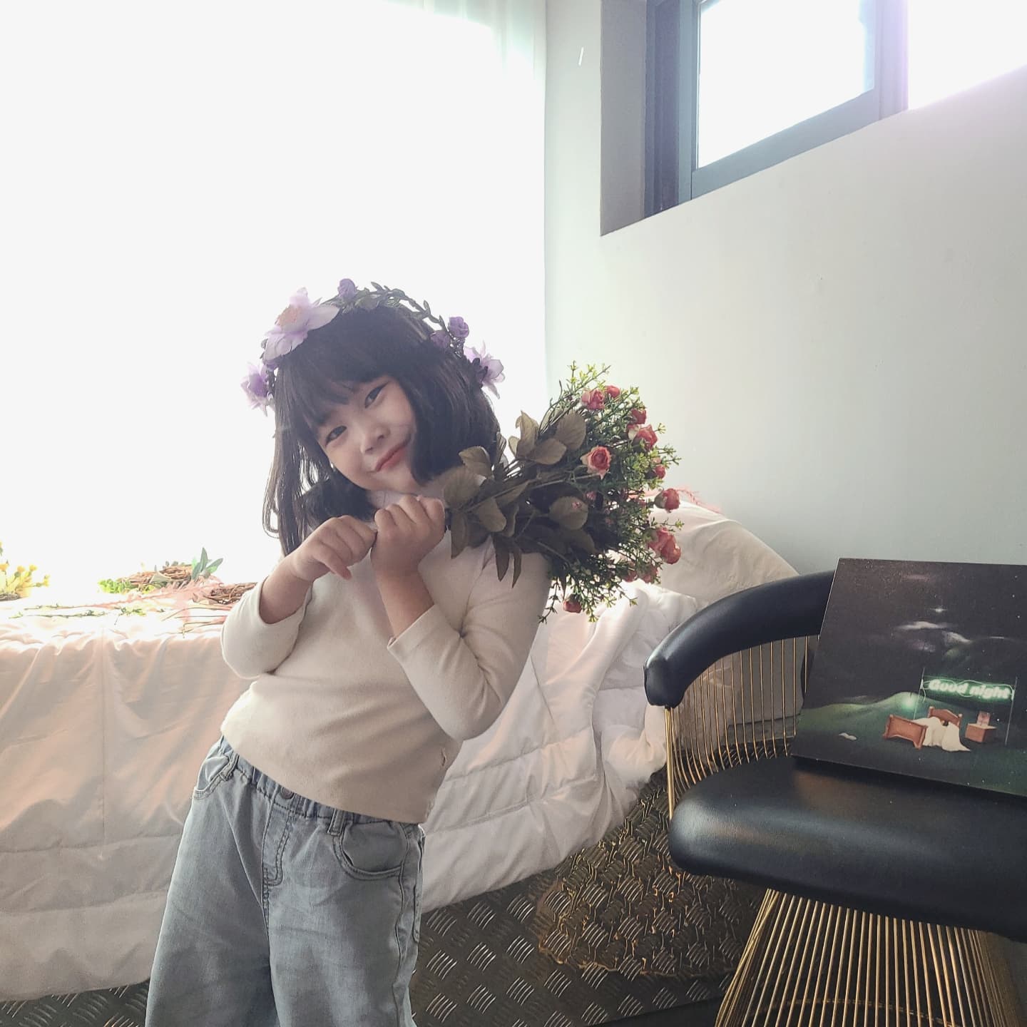 오늘 프서간다고 잔뜩 들떠있던 하루
비록 날씨 탓에 giveleben 삼촌한테 예쁘게 보일 하늘하늘 원피스는 못 입고 왔지만,
와이드팬츠입고도 여시짓 풀장착 쌉가능함ㅋㅋㅋㅋ
.
.
도넛 맛집 프서는 포토존 맛집이라
막 찍어도 작품이 되니까
여기 오면 자연스레 예쁜 사진 많이 남기는 중🤭🤭❤❤
.
.
projectseoul
#김별가람 #어린이모델 #유아모델 #프로젝트서울 #도넛맛집 #봉천동도넛 #샤로수길카페 #데이트  #크림브륄레도넛 #낙성대맛집 #샤로수길 #서울대입구카페 #인절미도넛 #우유크림도넛 #초코크림도넛 #존맛탱 #도넛카페