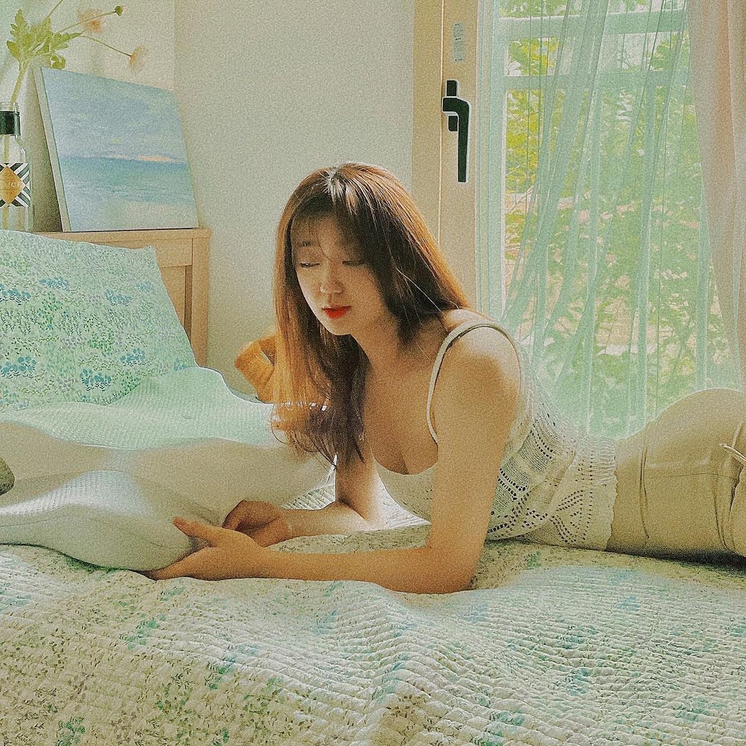ˢᴼᴼ ᴮᴵᴺ on Instagram: “#유료광고 운동 열심히 하면 모해,, 맨날 구부정하게 자는데,, 구르몽 꽃구름 베개로 바르고 편하게 숙면하고 개운한 하루 시작☁️ 🛌베르몽은 넓은 사이즈 날