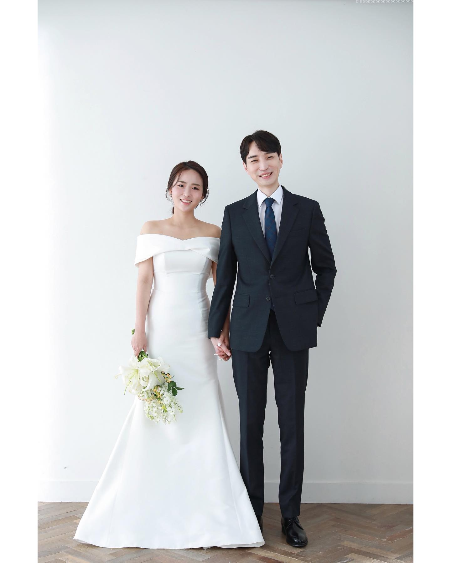안녕하세요! 김미진 입니다.👰🏻‍♀️
직접뵙고 인사드리며 소식을 전해야 하는데 코로나 정부지침이 계속 변하는 시점이였어서  그러지 못해 죄송한 마음 뿐입니다.🙏🏻

코로나 장기화로 인해 거리두기 지침이 완화 되길 바라며 기다리다가 완화소식 확인 후 연락드리게 되었습니다.
참석에 대한 부담 갖지마시고 시간이 되신다면 편하게 오셔서 좋은자리 빛내어 주시길 바랍니다.💜💛
혹여 참석하지 않으시더라도 멀리서 축하해주시는 마음 감사히 간직하며 행복하게 살겠습니다.☺️

2021년 10월 23일 토요일, 오후2시
#루나미엘레 12F 컨벤션홀👆🏻 👰🏻‍♀️💜🤵🏻
.
.

#유뷰초밥되기5일전
#끝나긴하는거죠..?
#내사랑들한번에만나는날🥰
