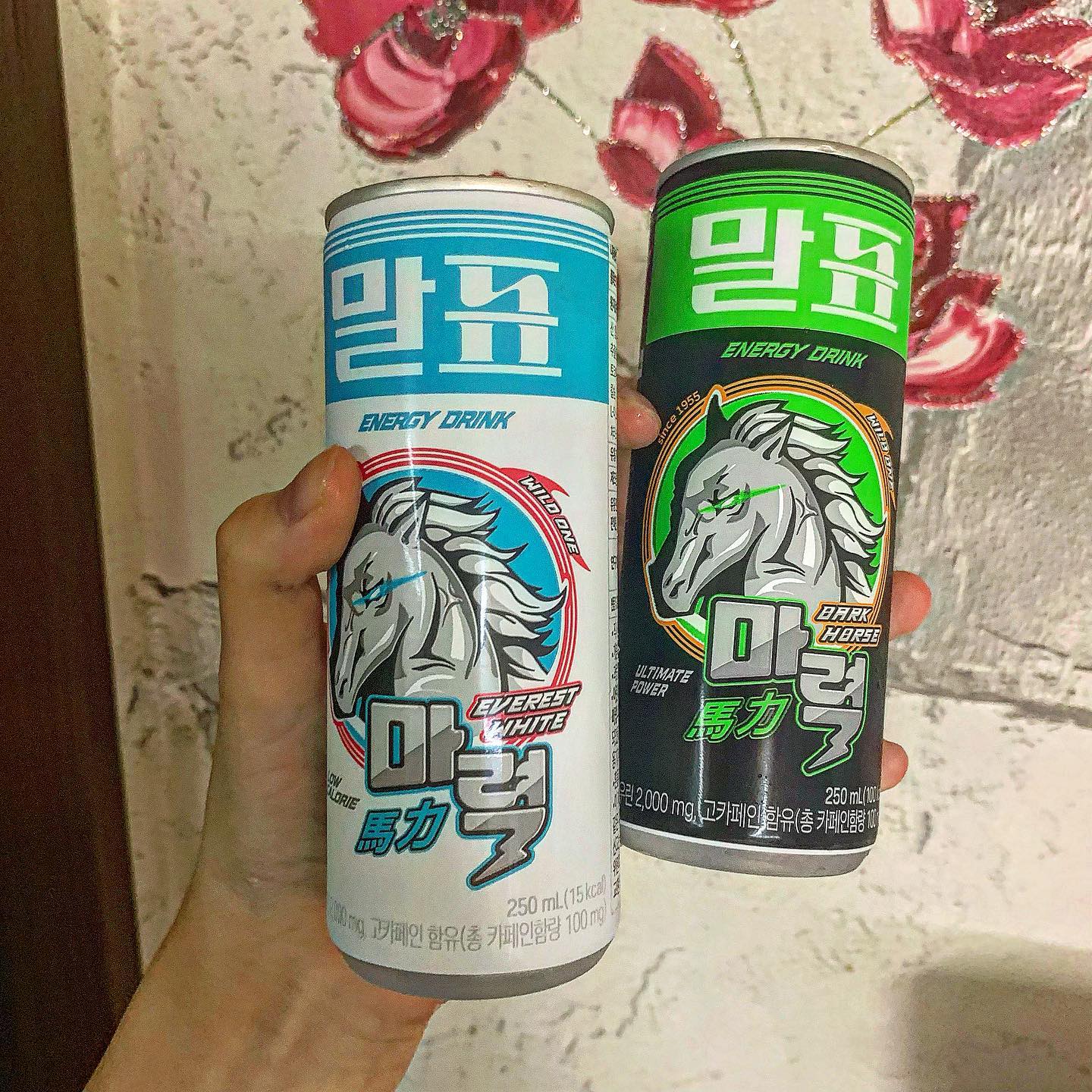 #협찬
#말표마력다크홀스#말표마력에베레스트 

Cu 단독으로 출시되었다는 말표 에너지드링크 😁✨

기존 타우린 2배로,, 활기충전 팍팍! 전 밤새야 할 때 꼭 에너지 드링크랑 함께 하는 편인데 타우린이 2배 들어있는 건 좋은 것 같아요 ㅎㅎ

당이랑 칼로리도 확 낮춰서 칼로리 걱정할 일도 없다고 하니 요거 자주 마셔야겠네요 

(사실 뭐니뭐니해도 디자인이 젤 맘에 드는 1인 ㅎㅎㅎㅎㅎ)

#cu#cu덕후#에너지드링크#편의점
