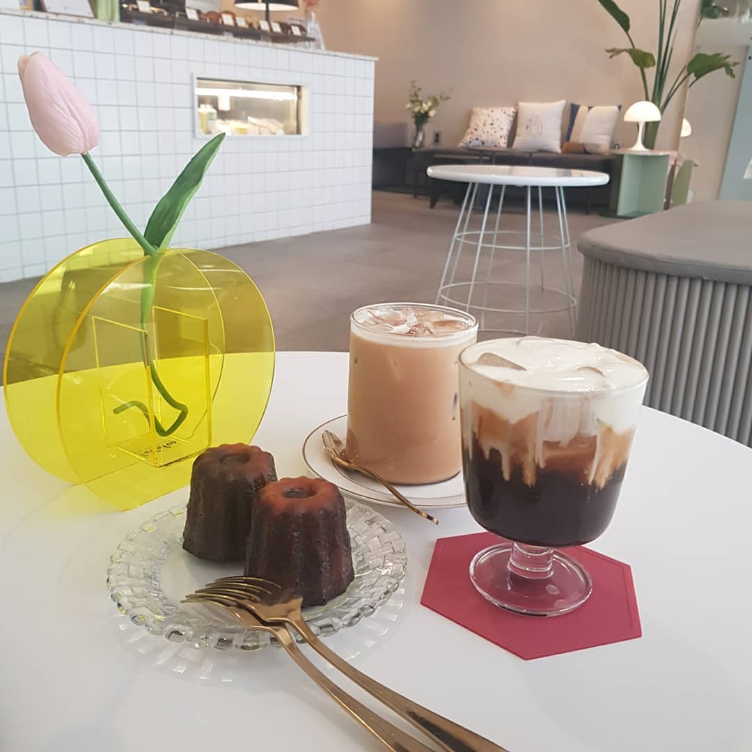 𝙼𝙾𝙲𝙲𝙷𝙸'𝚜 𝙳𝙸𝙰𝚁𝚈 on Instagram: “카페 감성 터진다...🥰”