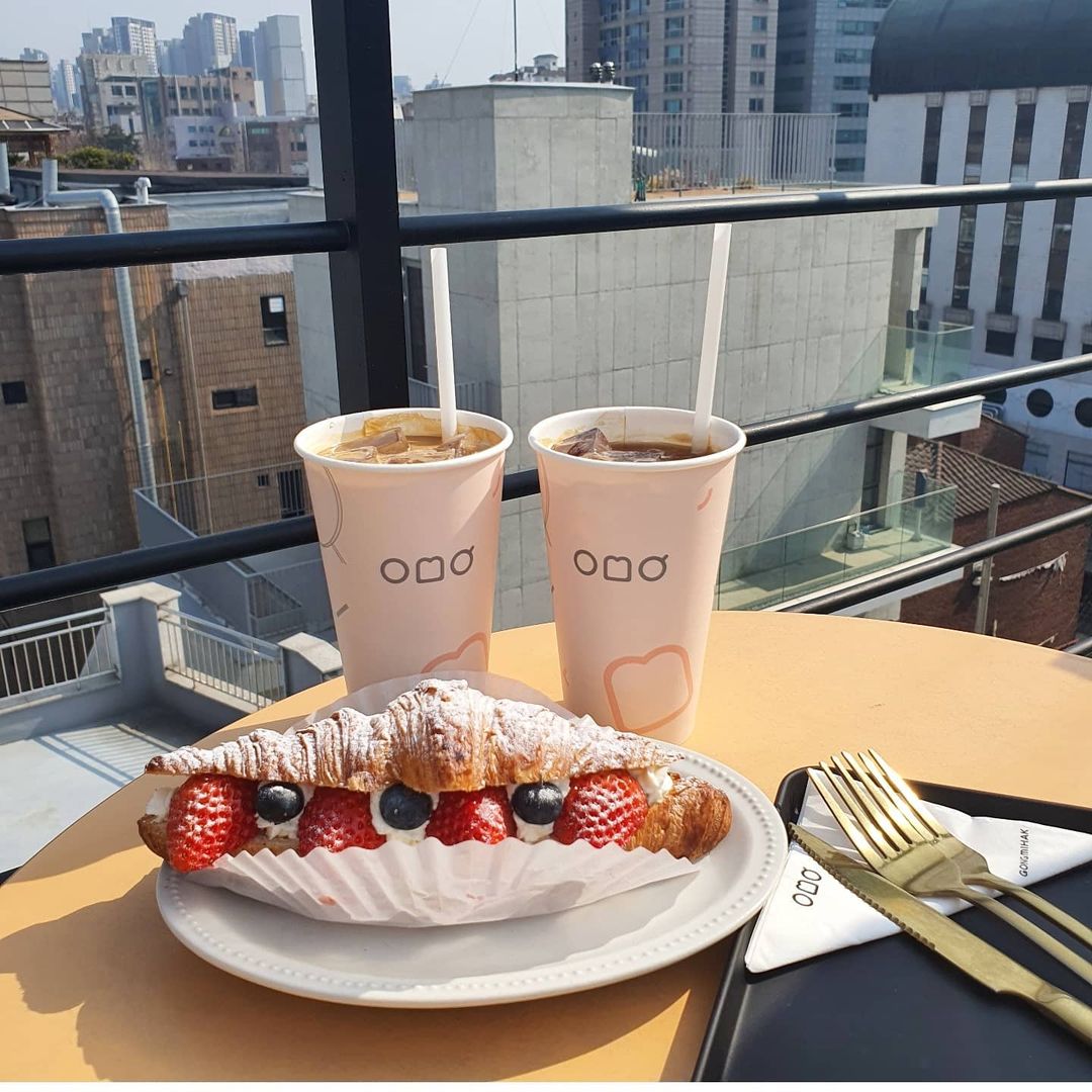 𝙼𝙾𝙲𝙲𝙷𝙸'𝚜 𝙳𝙸𝙰𝚁𝚈 on Instagram: “카페 ☕”