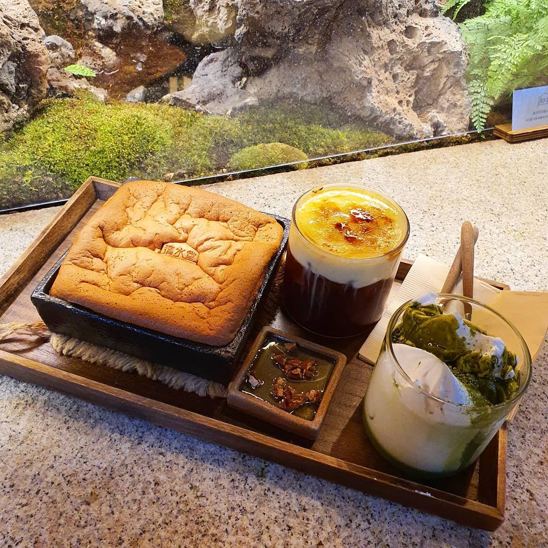 𝙼𝙾𝙲𝙲𝙷𝙸'𝚜 𝙳𝙸𝙰𝚁𝚈’s Instagram photo: “경복궁 갔다가 가보고 싶었던 청수당 가기🍞”