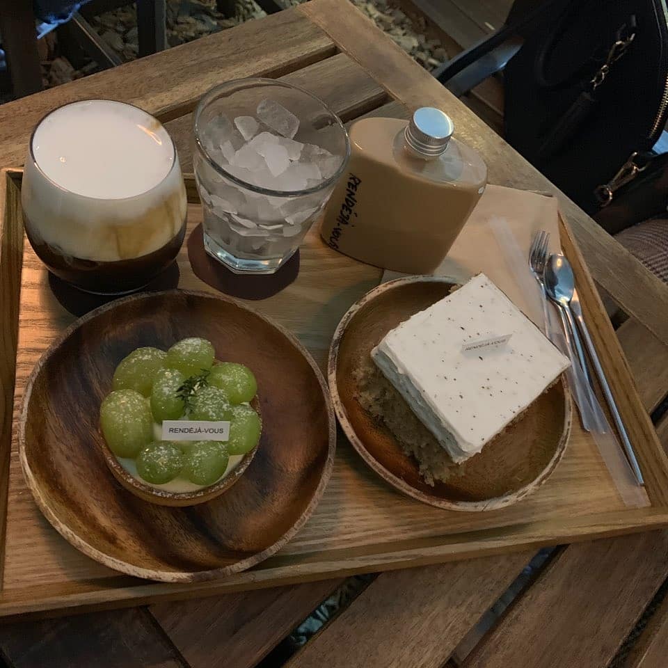 𝙼𝙾𝙲𝙲𝙷𝙸'𝚜 𝙳𝙸𝙰𝚁𝚈 on Instagram: “홍대,랑데자뷰 카페💜 인스타갬성 폭발 💛”